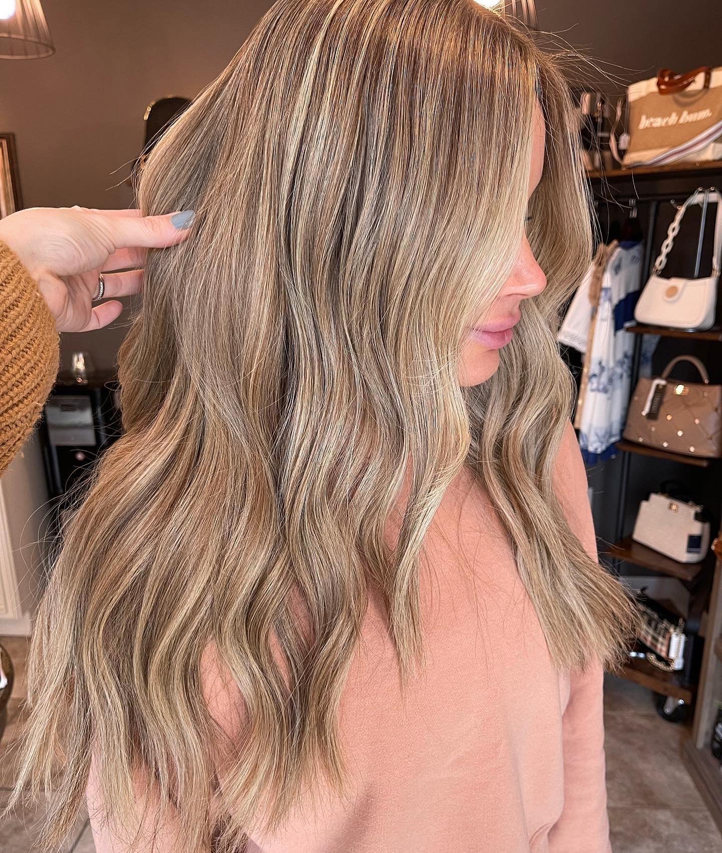 REPOST by @dominiquehair:

150+ foils, 2 bowls of color and 3 hours later 🪄 

Always love when @maureenlieb is in my chair 🤍

@vangoghsalon #vangoghsalon