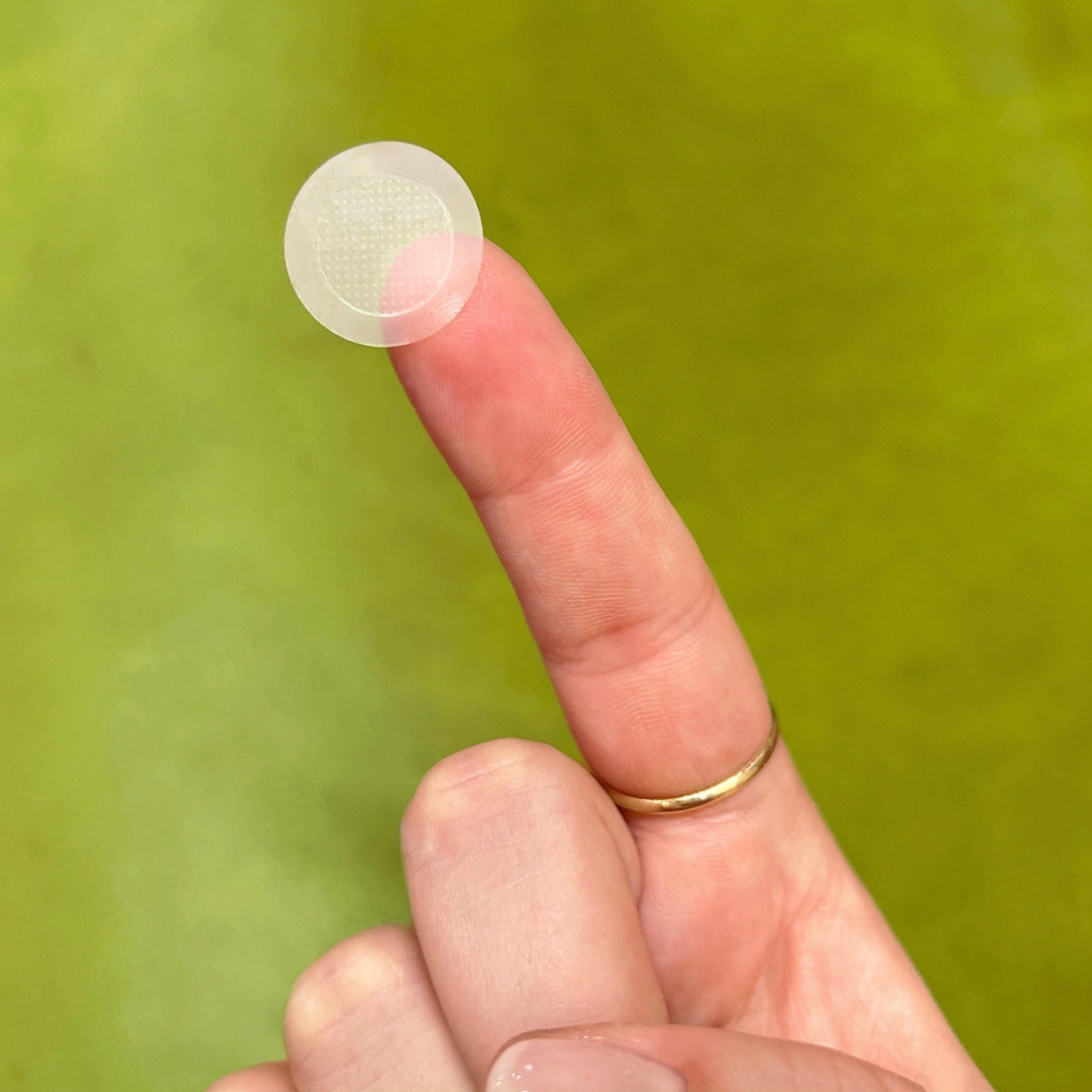 A+ to the smarties who knew *immediately* that our secret weapons against pop-up cystic ingrown hairs from our post yesterday are @fur_you&rsquo;s Ingrown Hair Microdart Patches!

Made with hundreds of little teeth to penetrate the treatment formula 