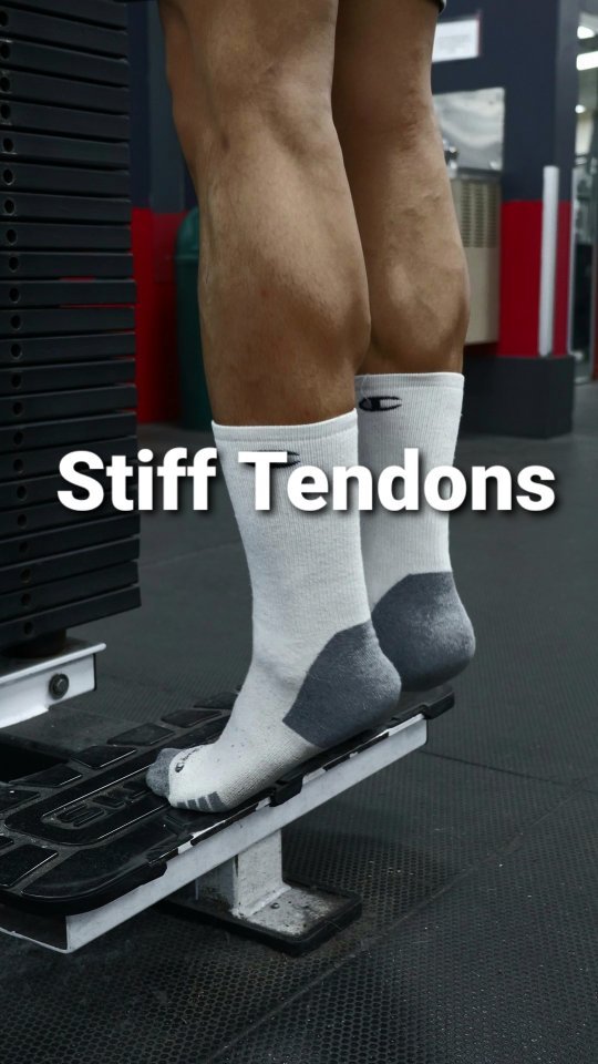 Stiffer tendons = More Power💥
A great example of an exercise to strengthen them:
•Isometric Calf Raise Hold -> 3-4 sets of 45s
You can implement this in your warm up before doing plyometrics.
Train efficiently and safe🏋🏽‍♂️🧪
.
.
.