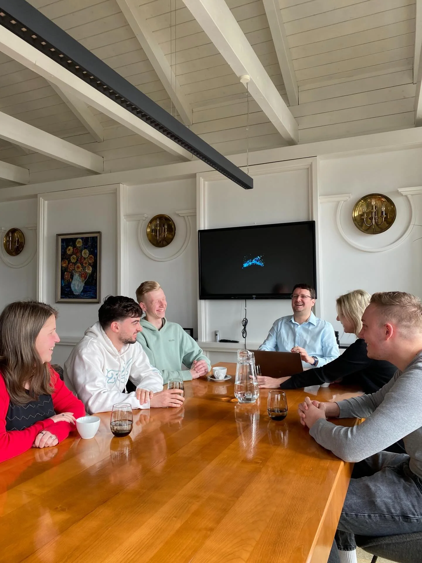 Gemeinsam lassen wir die Arbeitswoche ausklingen. 😎 

Wir w&uuml;nschen euch einen sch&ouml;nen Freitag und ein erholsames Wochenende! ☀️😁

#teamTRIMAS #weekend #teamspirit