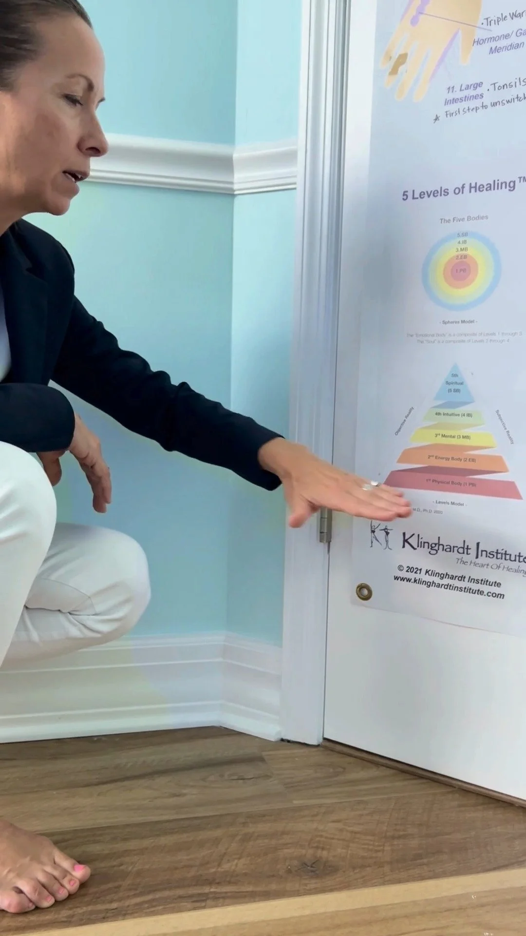 🎥✨ In this video, I’m sharing one of the most important concepts in healing:
True healing begins when we stop chasing symptoms and start listening to the body’s wisdom. 💫 Your body is always communicating through energy, emotion, tensi