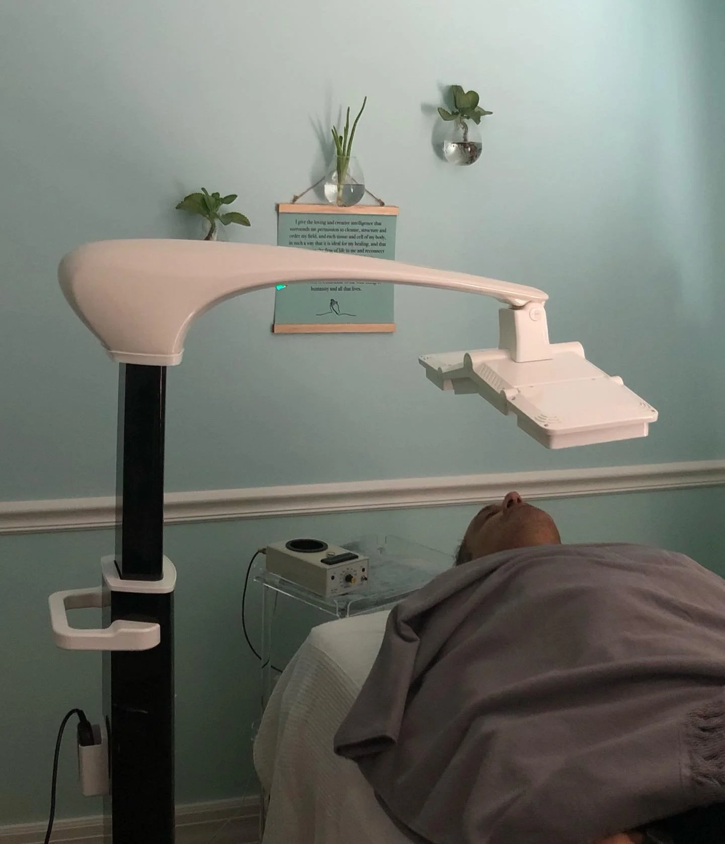 Now &ldquo;raining&rdquo; 1.4 million negative ions! Facial benefits: neutralizing charged particles on the skin - pollution, dust, free radicals. Improve local circulation bringing oxygen and nutrients to the skin. Support collagen activity and elas