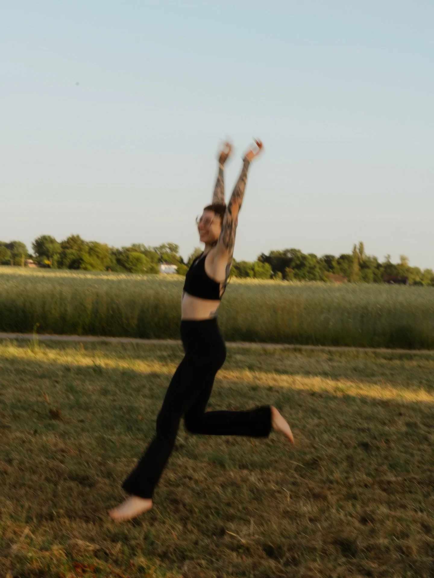 Mit dem Sommer kehrt das Leuchten zur&uuml;ck &ndash; in die Natur, in deine Gedanken, in dein Herz. Alles w&auml;chst, alles pulsiert, lass dich von dieser stillen Magie treiben 🌞🤸🏼&zwj;♀️✨

Wie sch&ouml;n sind bitte diese Fotos geworden? 🫠😭😍
