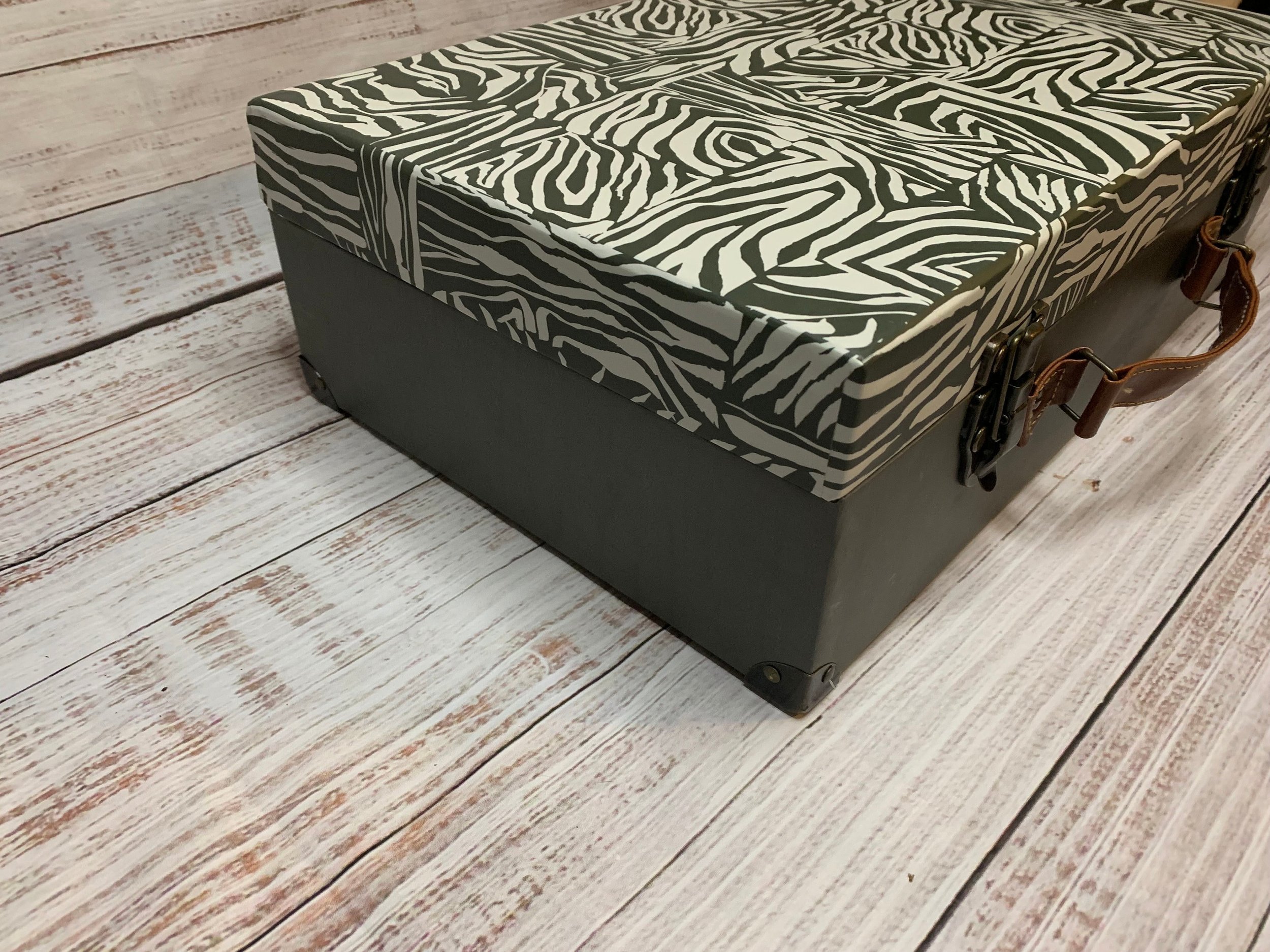 https://i.etsystatic.com/27373229/r/il/d0da53/5678260345/il_fullxfull.5678260345_mrcc.jpg