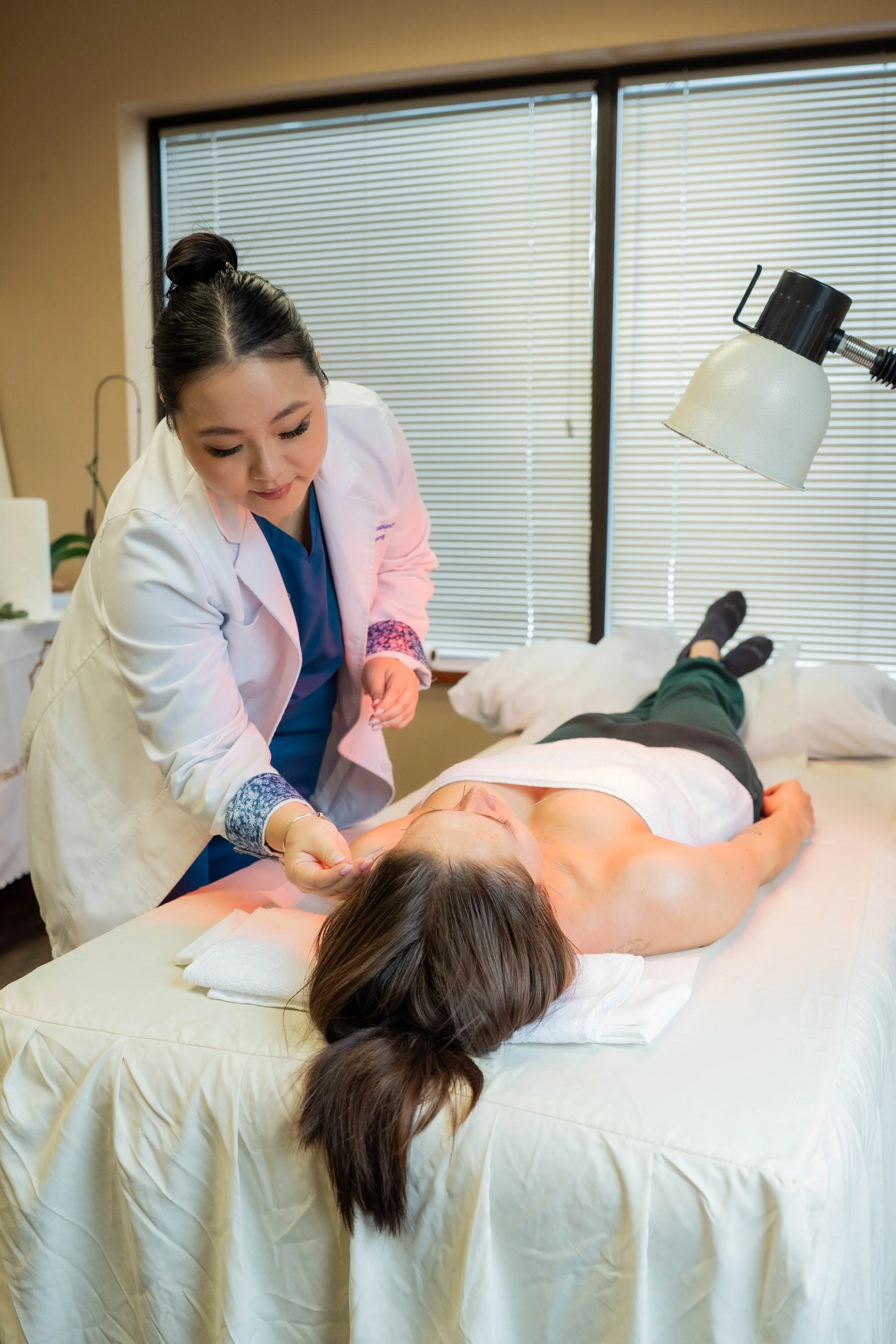 Facial Cupping vs Facial Acupuncture: Which Is Right for You?