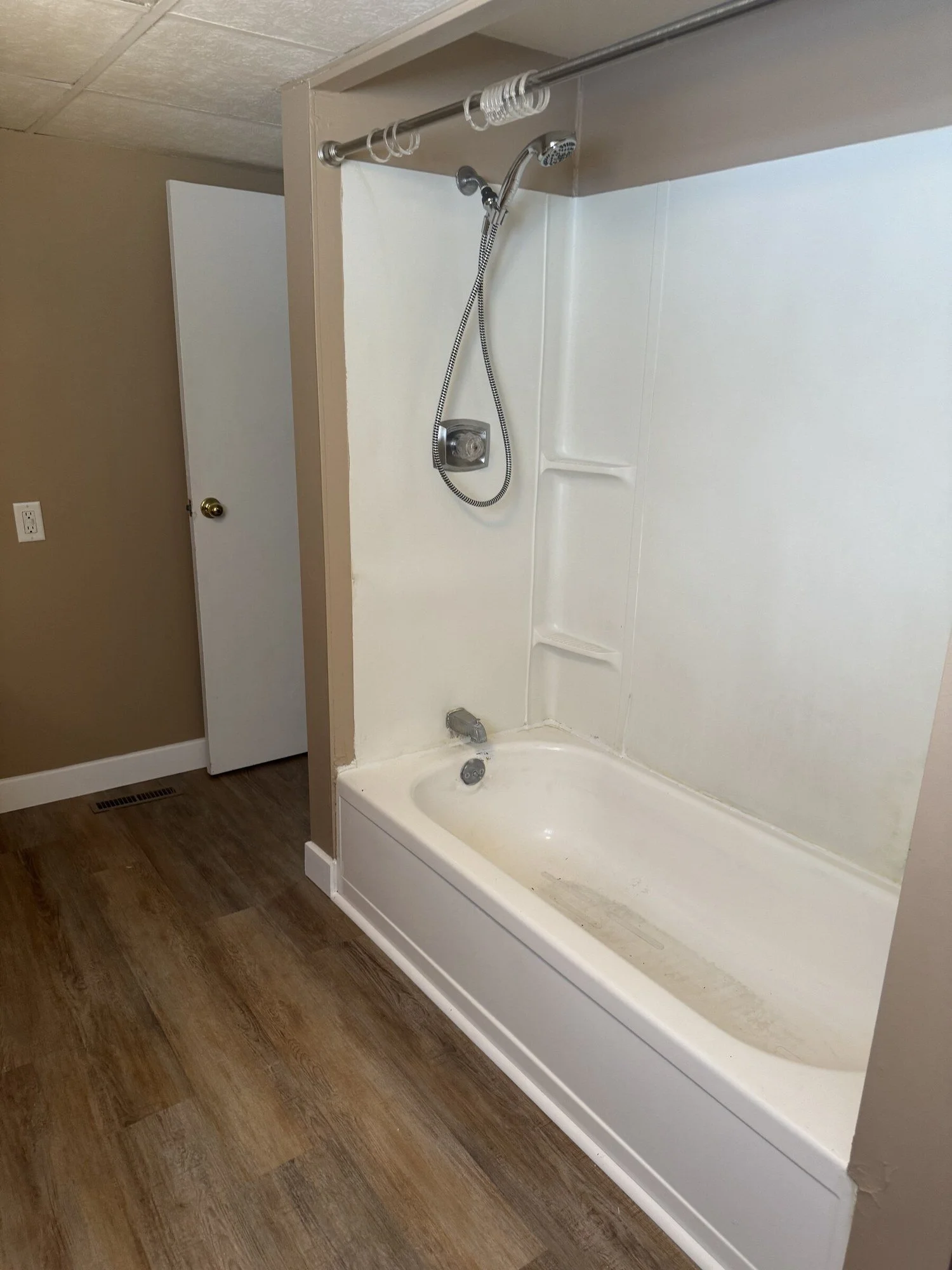 501-s-hastings-ave-bathroom.jpg