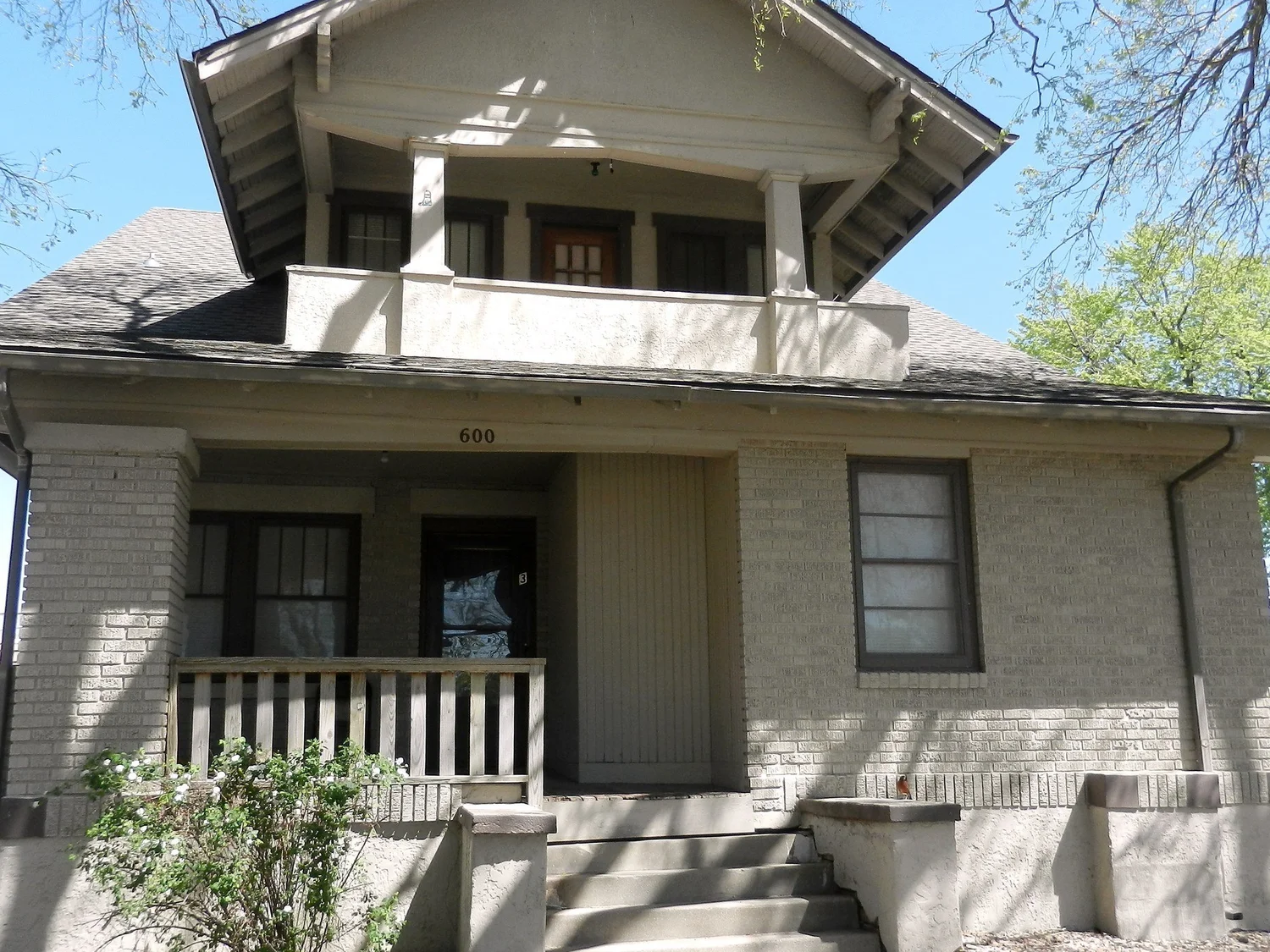 600 N Hastings Ave brick and stucco house exterior