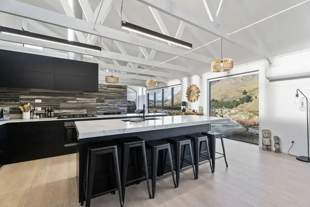 Large, open plan kitchen and dinning area