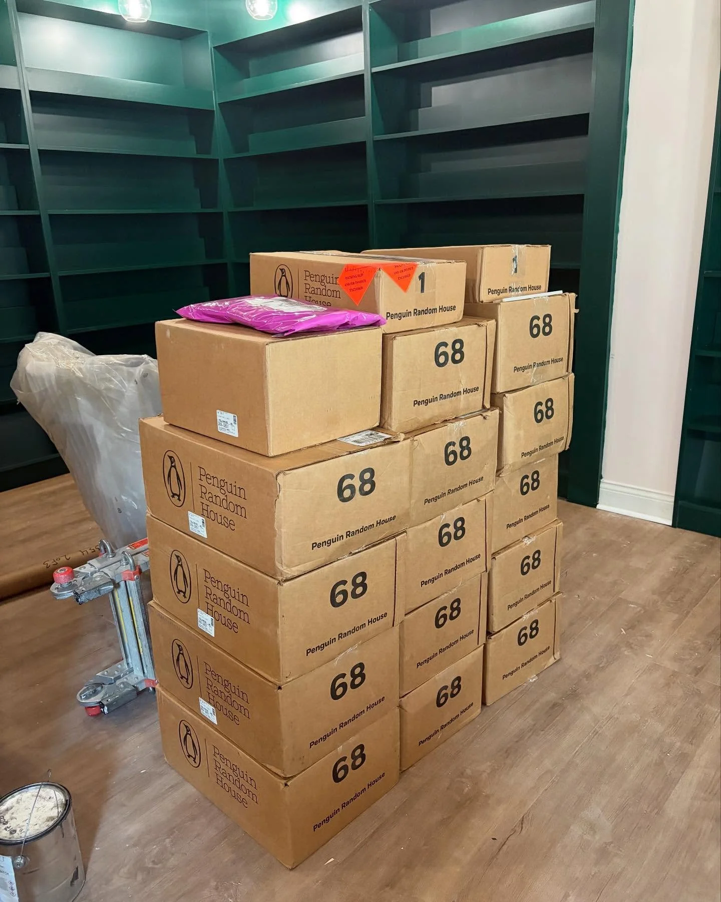 The first books are arriving!! It&rsquo;s getting real!!

#independentbookstore #indiebookstore #matchmakerbookshop #penguinrandomhouse