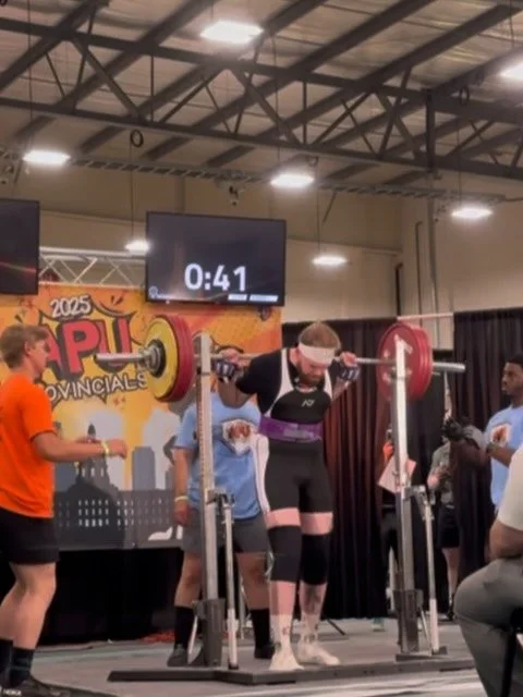 A solid day yesterday! 
9/9 and westerns total secured for October! 
620kg total at 111kg bw

Huge thank you to @taylor_cbb and @joel.sbd it wouldn&rsquo;t have been possible with them 🤘🏻

Squat
1- 212.5kg/468lbs
2-225kg/496lbs
3-230kg/507lbs - 2.5