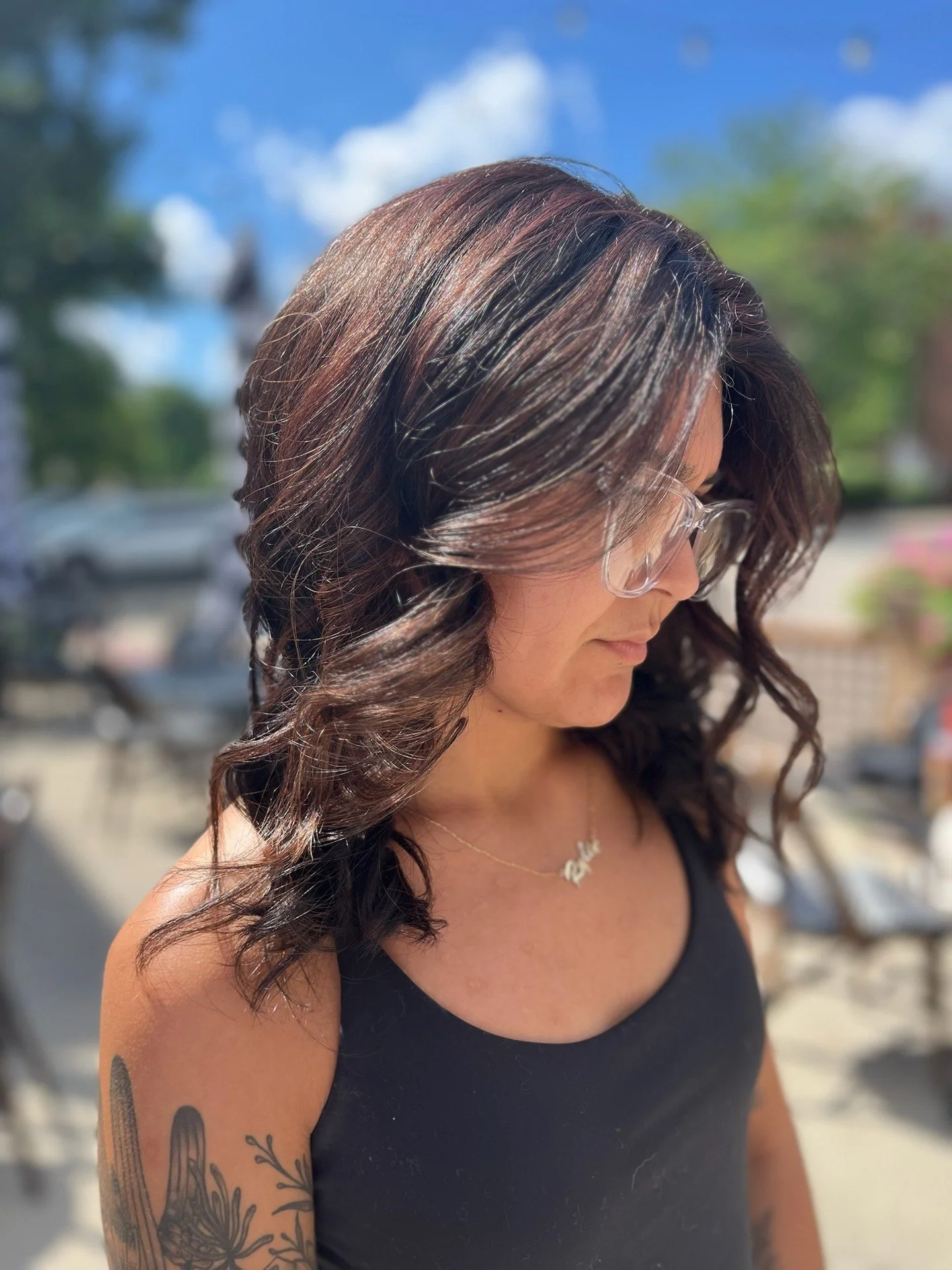 Reagan refresh for rich brunette shine.  We brightened with soft highlights, refined with a custom toner, then finished with a glossy curl set for bounce and dimension. Swipe the befores to see the lift and the smooth, healthy finish.

Book with Reag