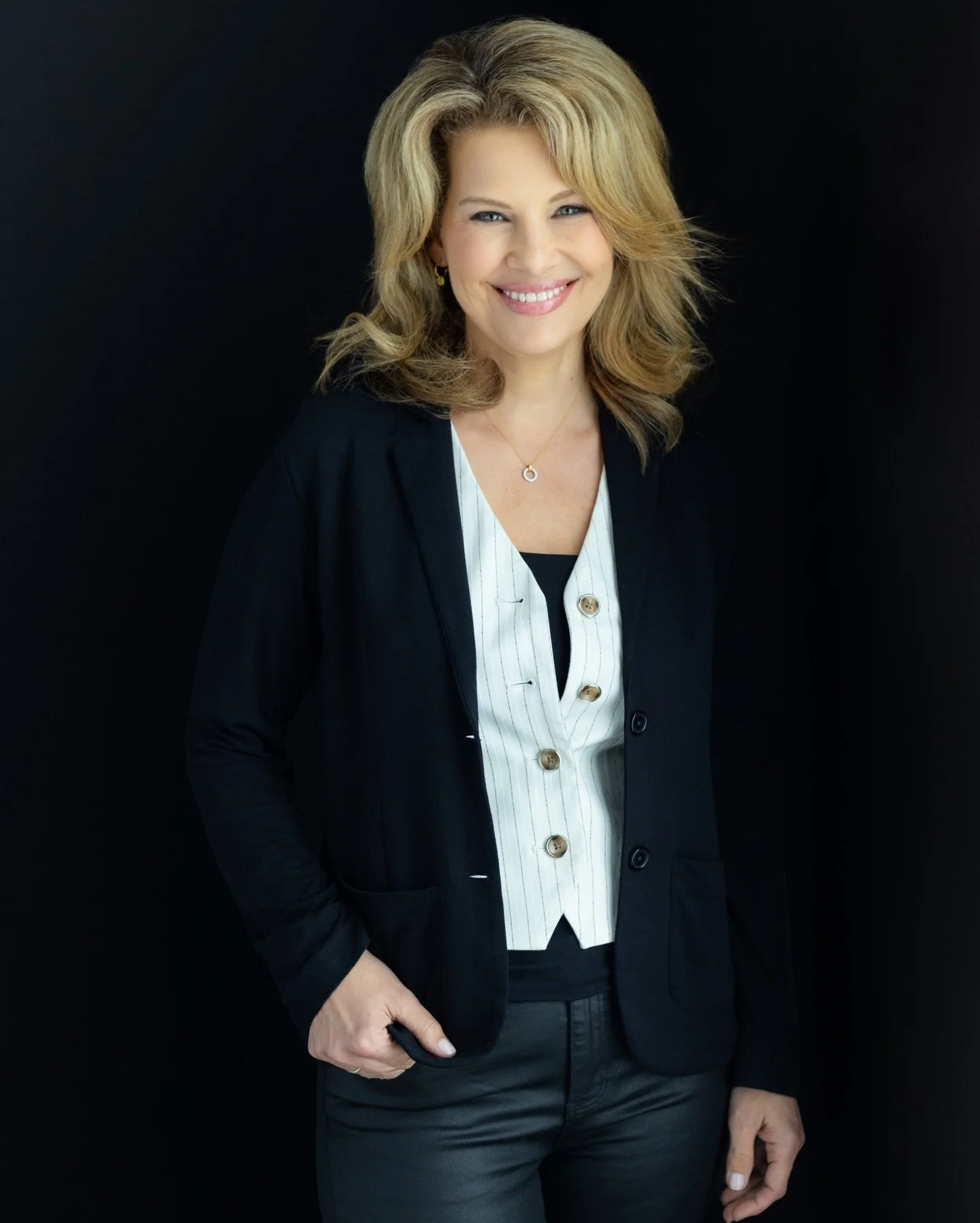 Happy Birthday, Shelly! 🤍

Since opening Allure Designs in 1996, Shelly has led with heart, vision, and a deep belief in education. From advanced training at Redken 5th Ave in New York, Sassoon in London, and Aveda in Chicago, to graduating from the