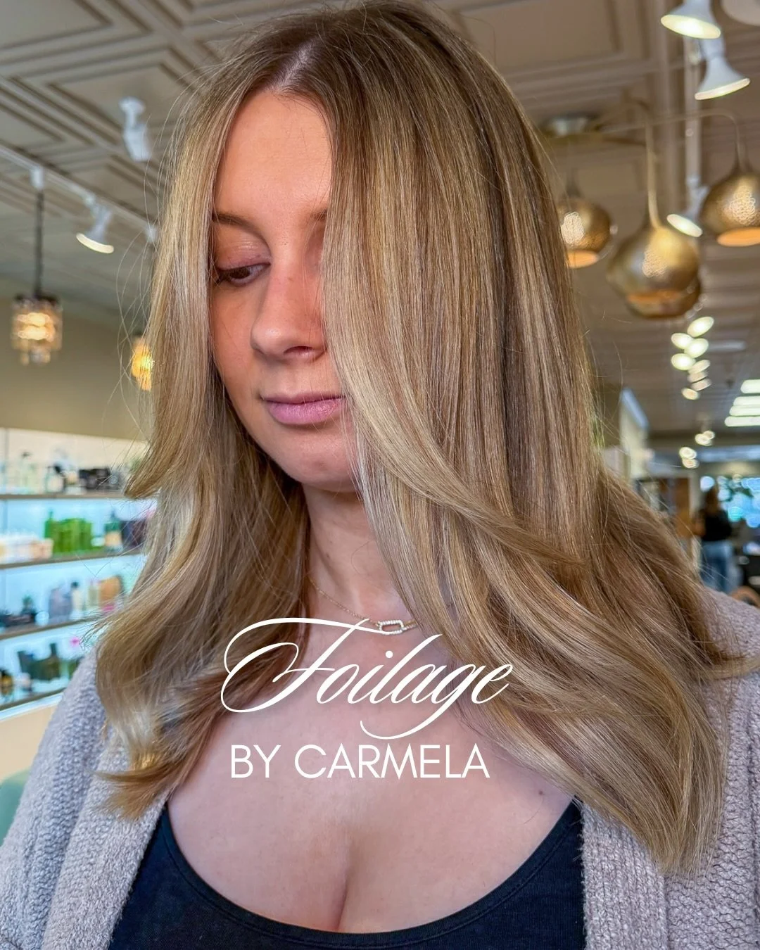 Carmela hand-painted a foilage on this gorgeous guest. Warm honey through the mids and brighter golds through the ends. The root stays soft enough that it grows in like it has been there all along.

Foilage gives you the brightness of a traditional f