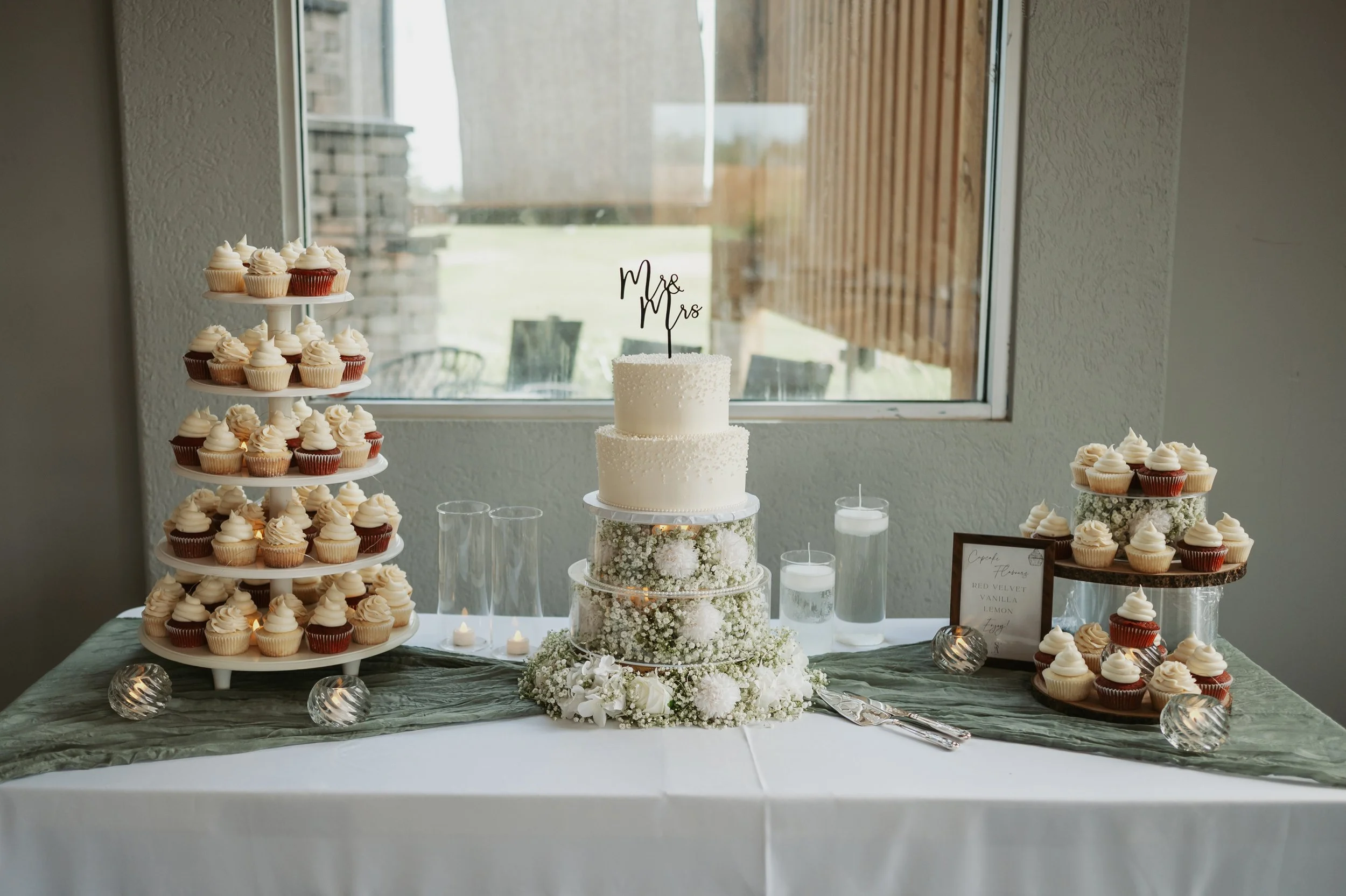 Venue: Cattails Crossing Golf Course
Florals: Twin Flowers Studio
Photos: Songbird Photography
Video: MacLeod Media
Hair: Christine Anne Hair
Makeup: Blush Artistry
DJ: Focused Energy Productions
Photobooth: Magic Memories Photobooth
Cake and Dessert