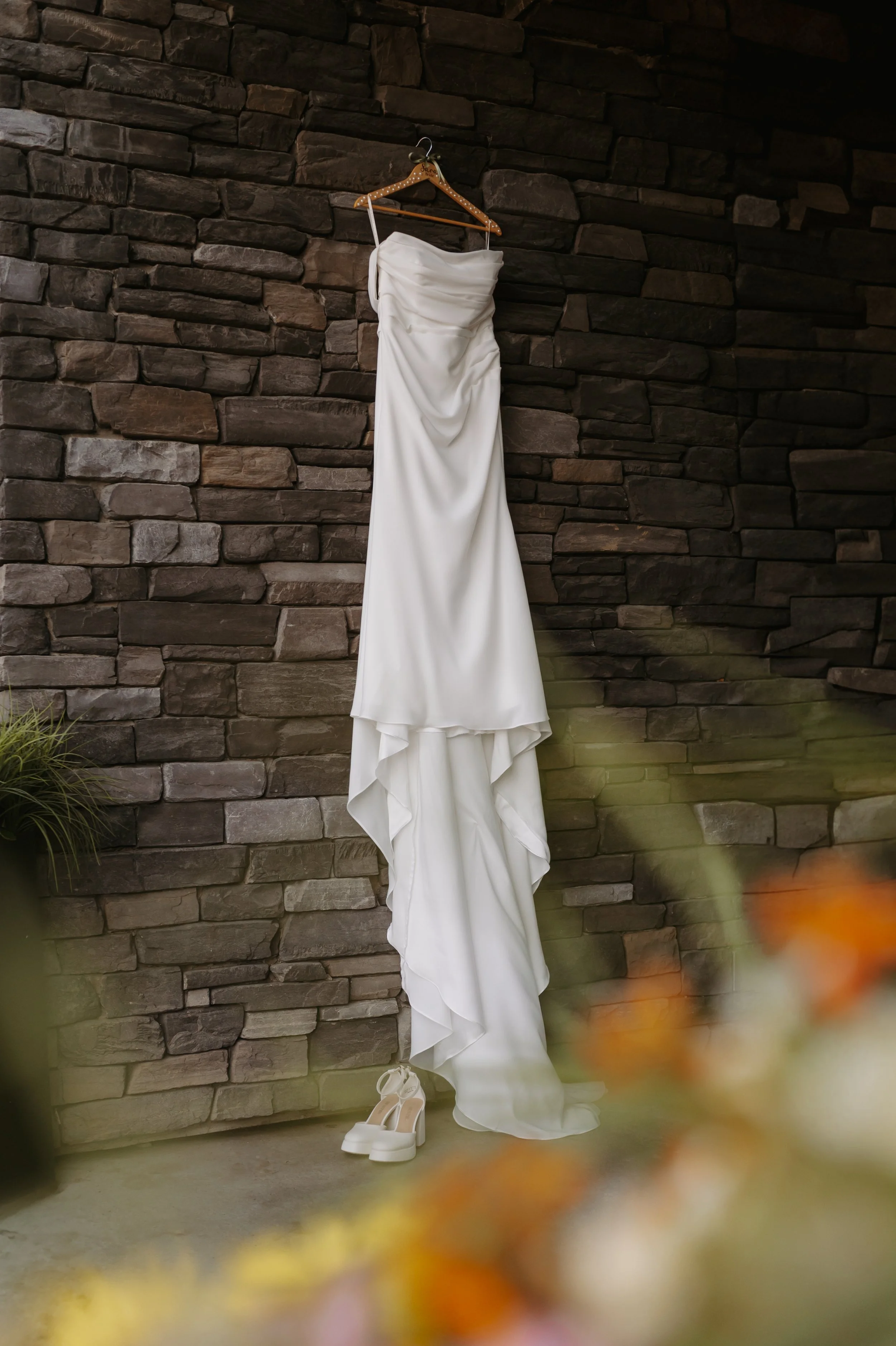Venue: Cattails Crossing Golf Course
Florals: Twin Flowers Studio
Photos: Songbird Photography
Video: MacLeod Media
Hair: Christine Anne Hair
Makeup: Blush Artistry
DJ: Focused Energy Productions
Photobooth: Magic Memories Photobooth
Cake and Dessert