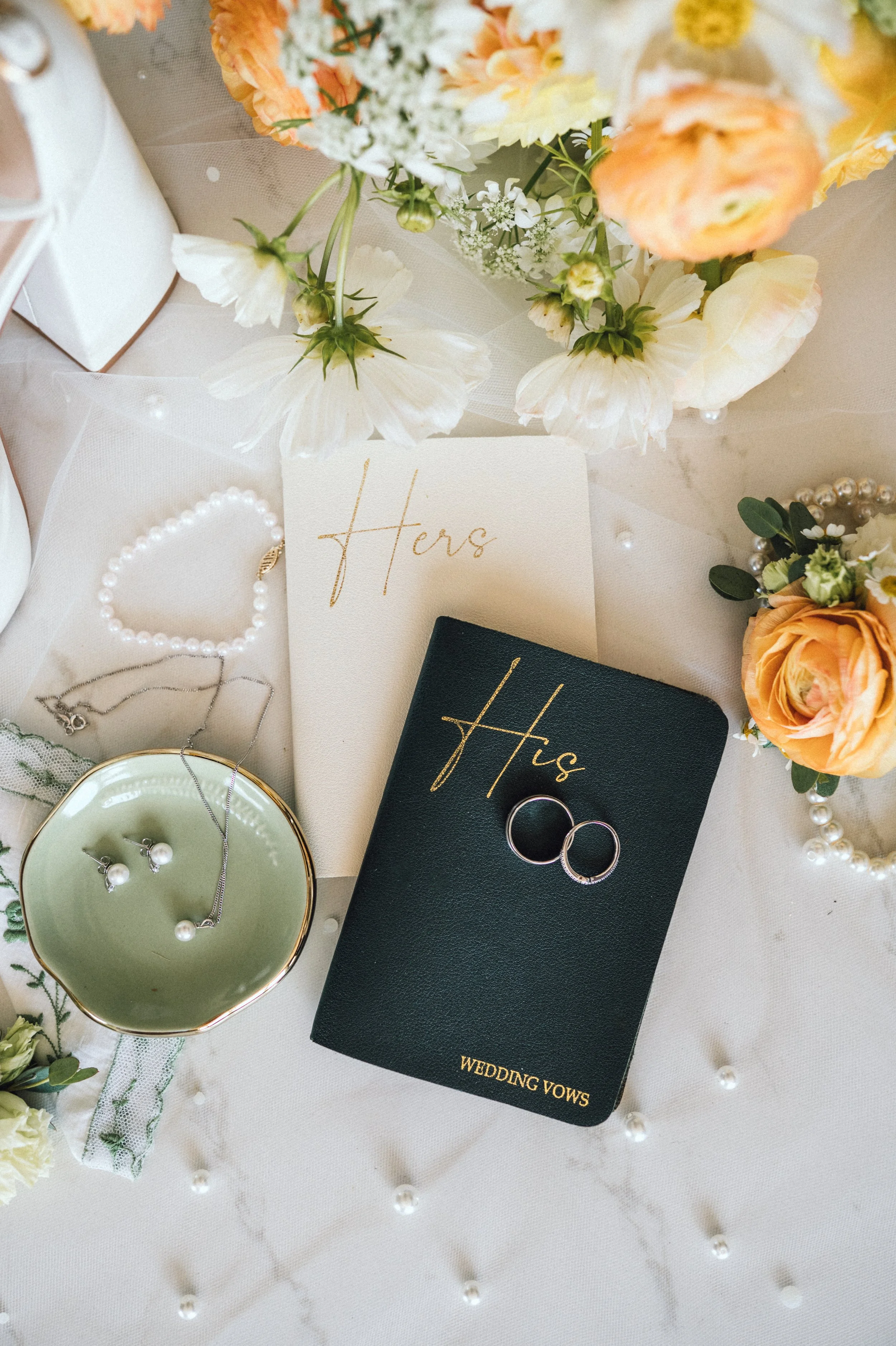 Venue: Cattails Crossing Golf Course
Florals: Twin Flowers Studio
Photos: Songbird Photography
Video: MacLeod Media
Hair: Christine Anne Hair
Makeup: Blush Artistry
DJ: Focused Energy Productions
Photobooth: Magic Memories Photobooth
Cake and Dessert