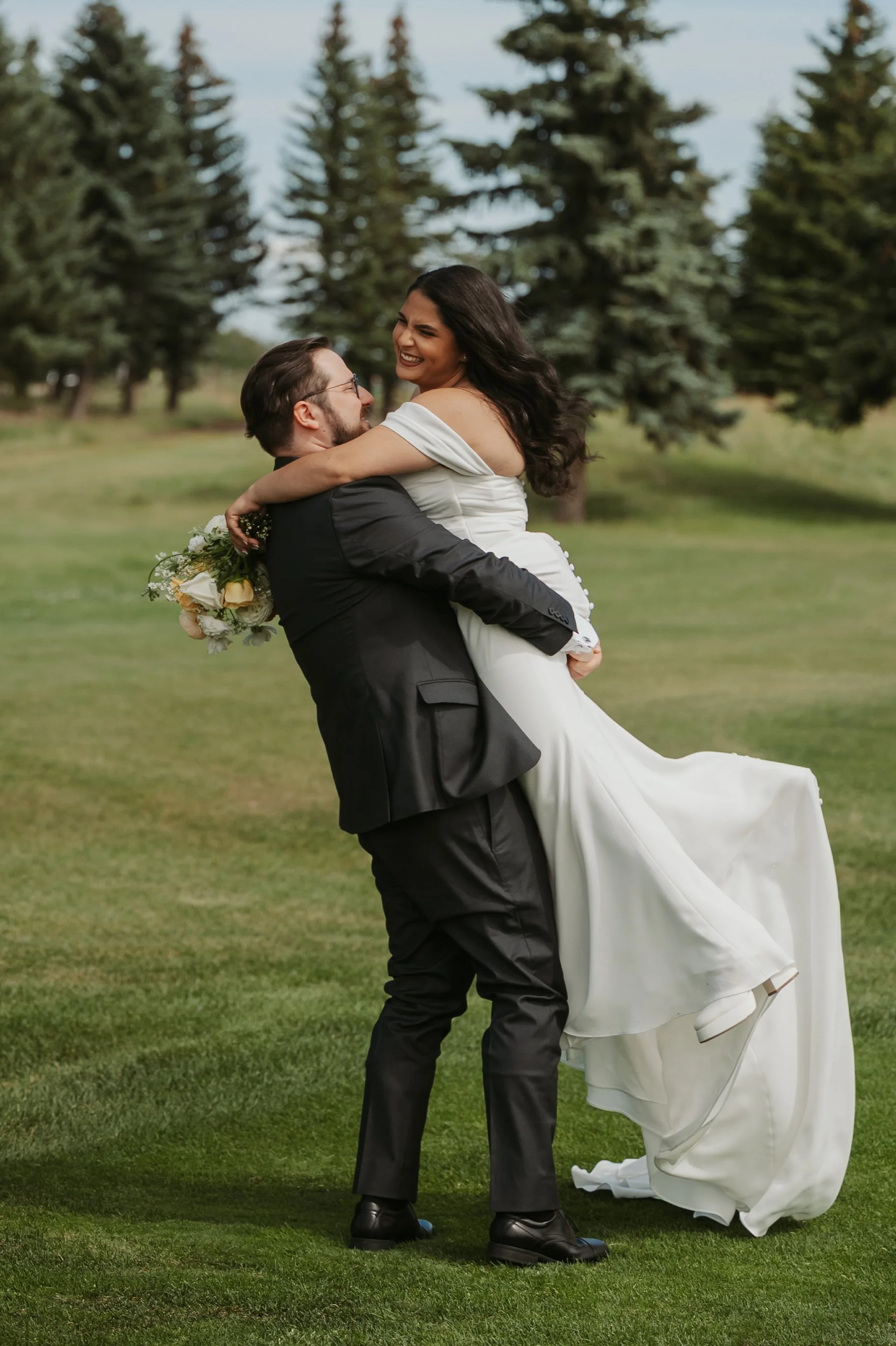 Venue: Cattails Crossing Golf Course
Florals: Twin Flowers Studio
Photos: Songbird Photography
Video: MacLeod Media
Hair: Christine Anne Hair
Makeup: Blush Artistry
DJ: Focused Energy Productions
Photobooth: Magic Memories Photobooth
Cake and Dessert