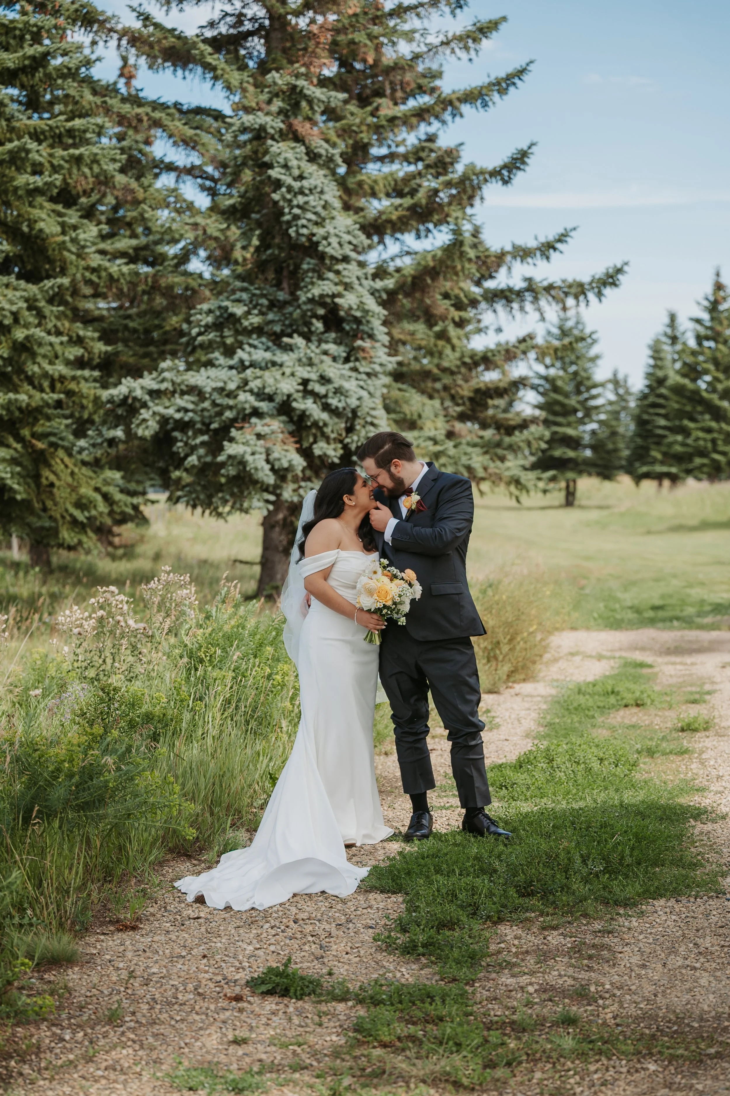 Venue: Cattails Crossing Golf Course
Florals: Twin Flowers Studio
Photos: Songbird Photography
Video: MacLeod Media
Hair: Christine Anne Hair
Makeup: Blush Artistry
DJ: Focused Energy Productions
Photobooth: Magic Memories Photobooth
Cake and Dessert