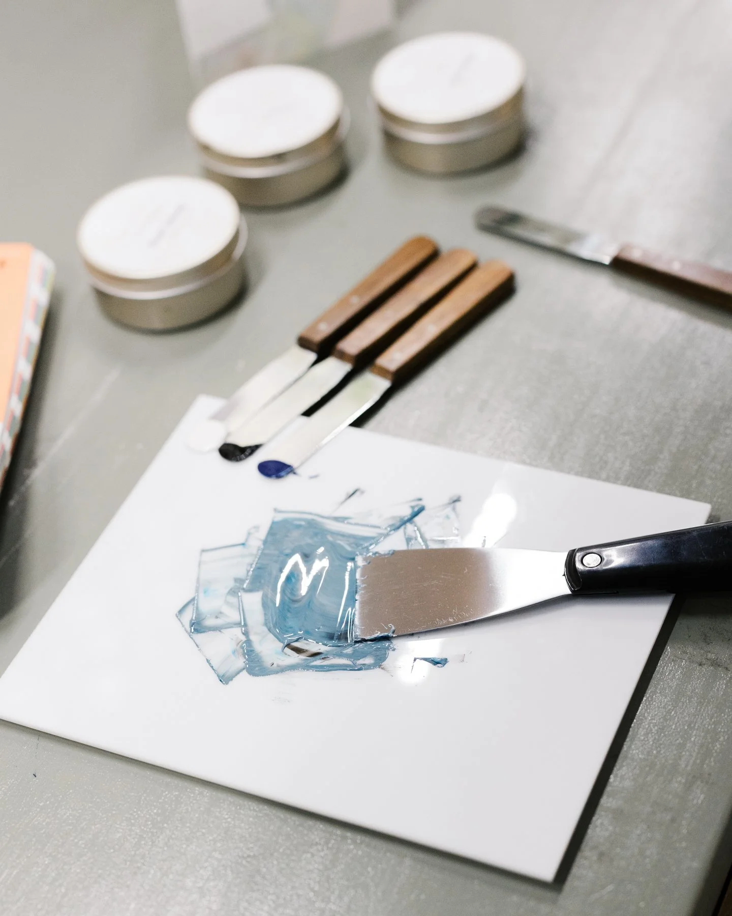 Every suite begins right here, with a palette knife and a little patience. We mix each ink by hand until it matches your palette perfectly, one swatch at a time. Before your invitations ever touch the press, your love story already has its color. 🖤