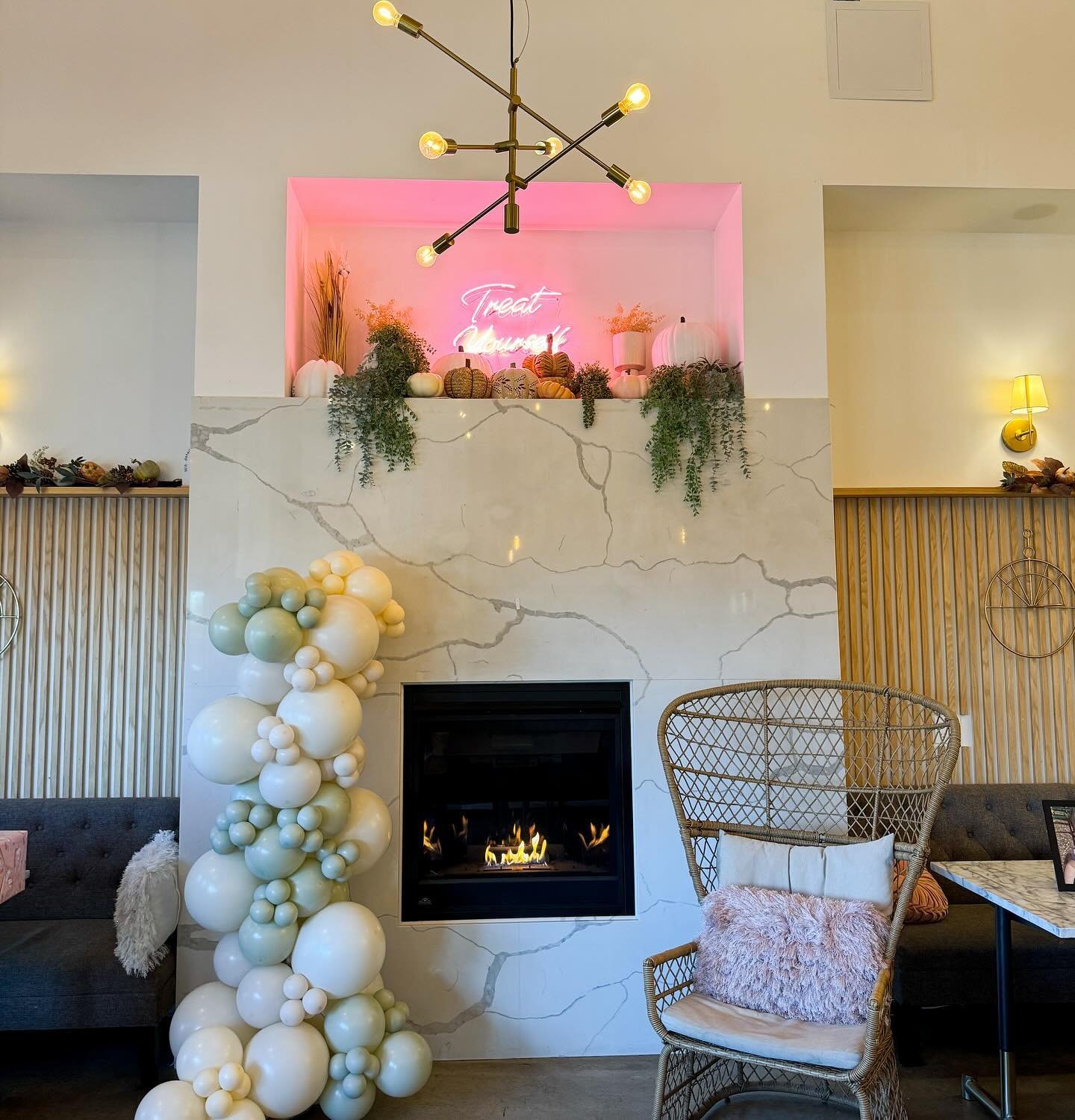neutrals around my favorite fireplace. it&rsquo;s definitely giving cozy season vibes 🧁☕️ 

✨these freestanding garlands are our most popular item! they are built on an a stand and easy to transport and repurpose! 🩷