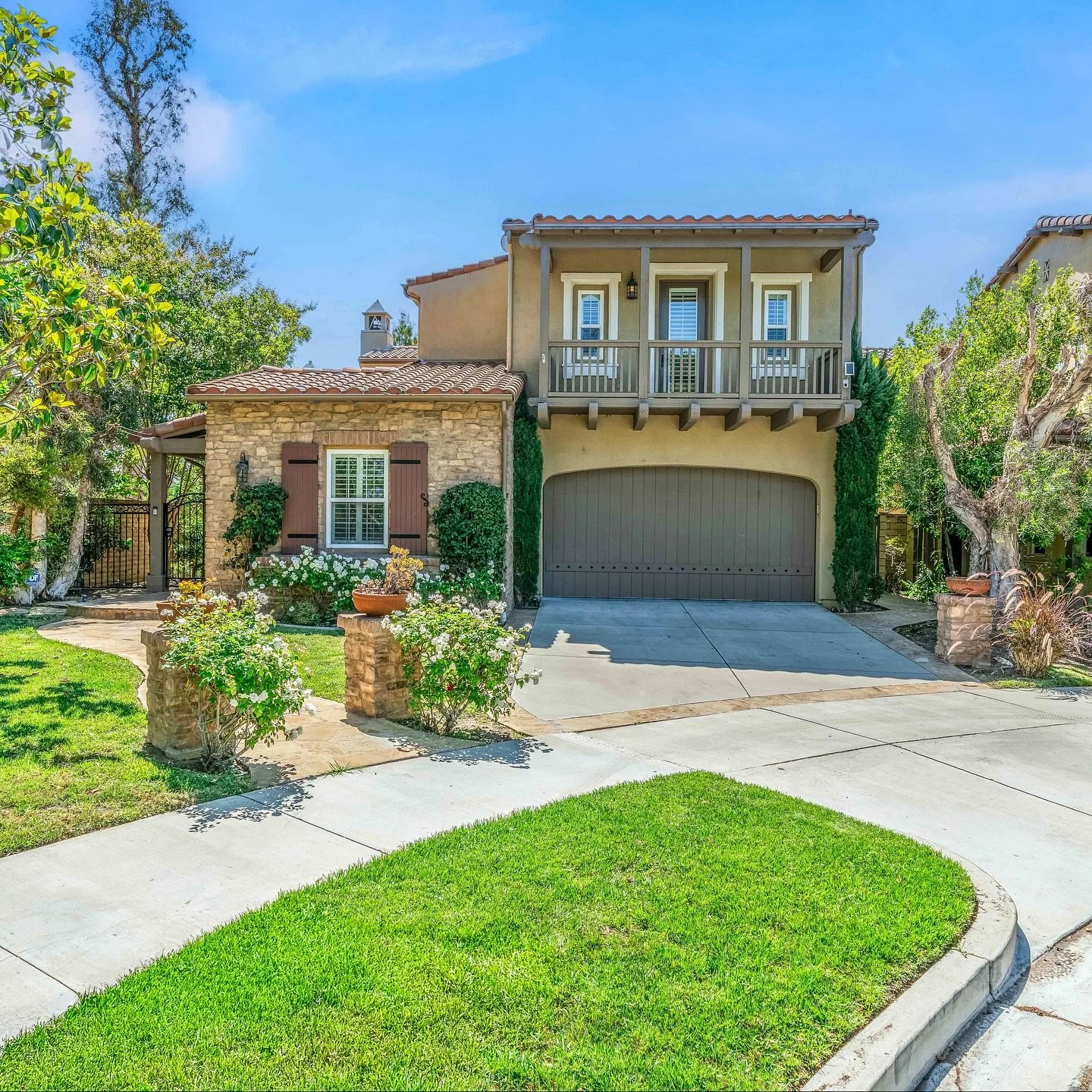 Where style meets function 
This Irvine home features a stunning kitchen designed for both everyday living and entertaining.

Contact us for your real estate media 📸