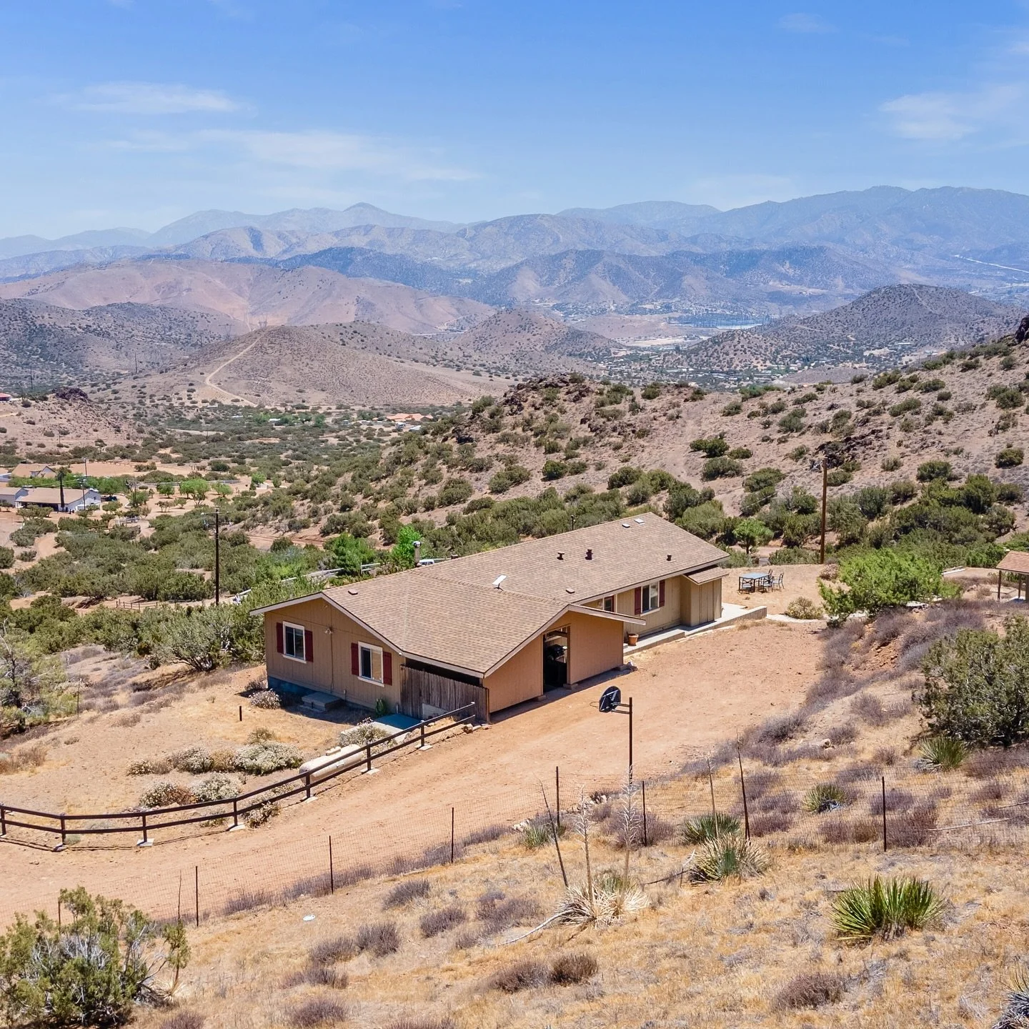 Secluded serenity in Acton 🌵
Tucked away on quiet dirt roads, this secluded property radiates serenity. Enjoy endless panoramic views of rolling mountains and open skies. This was a fun photoshoot!
