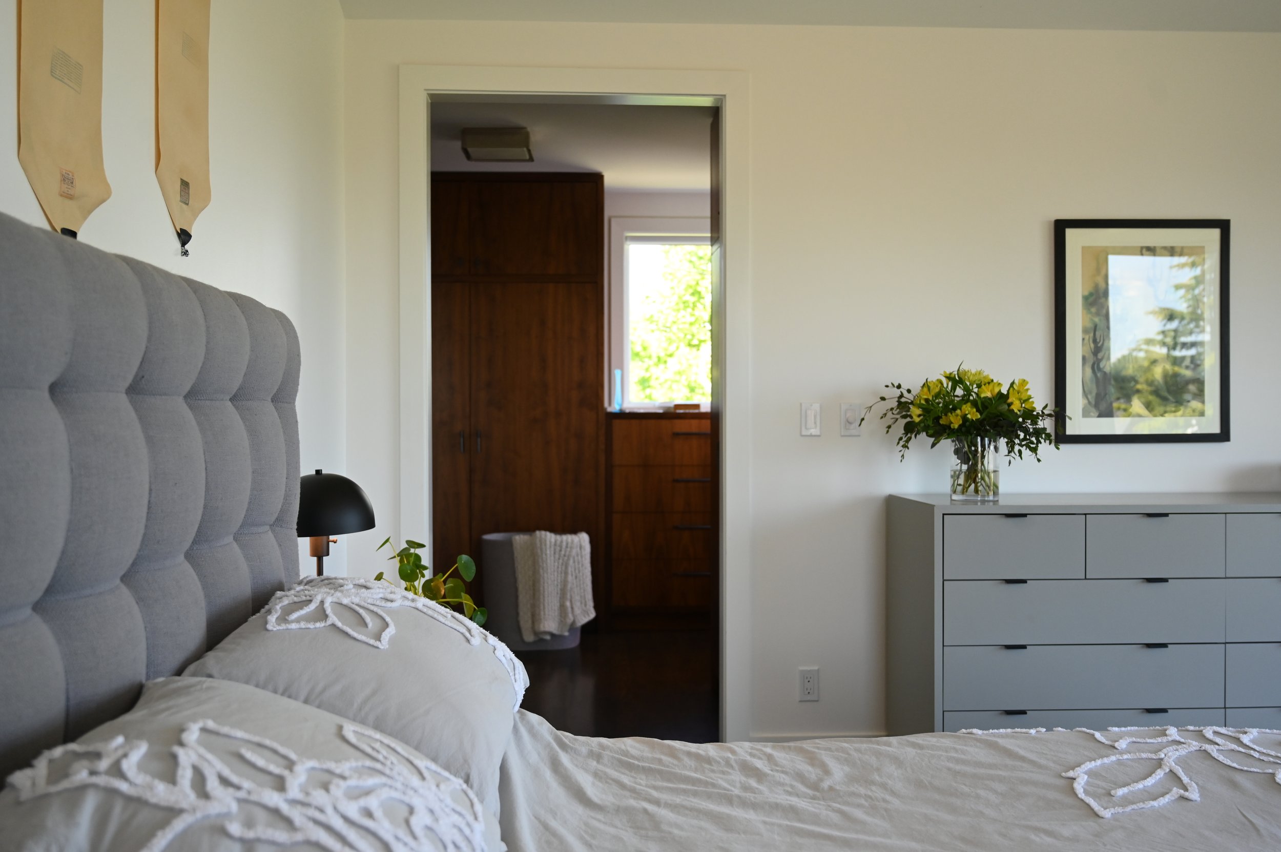 bed closet.JPG