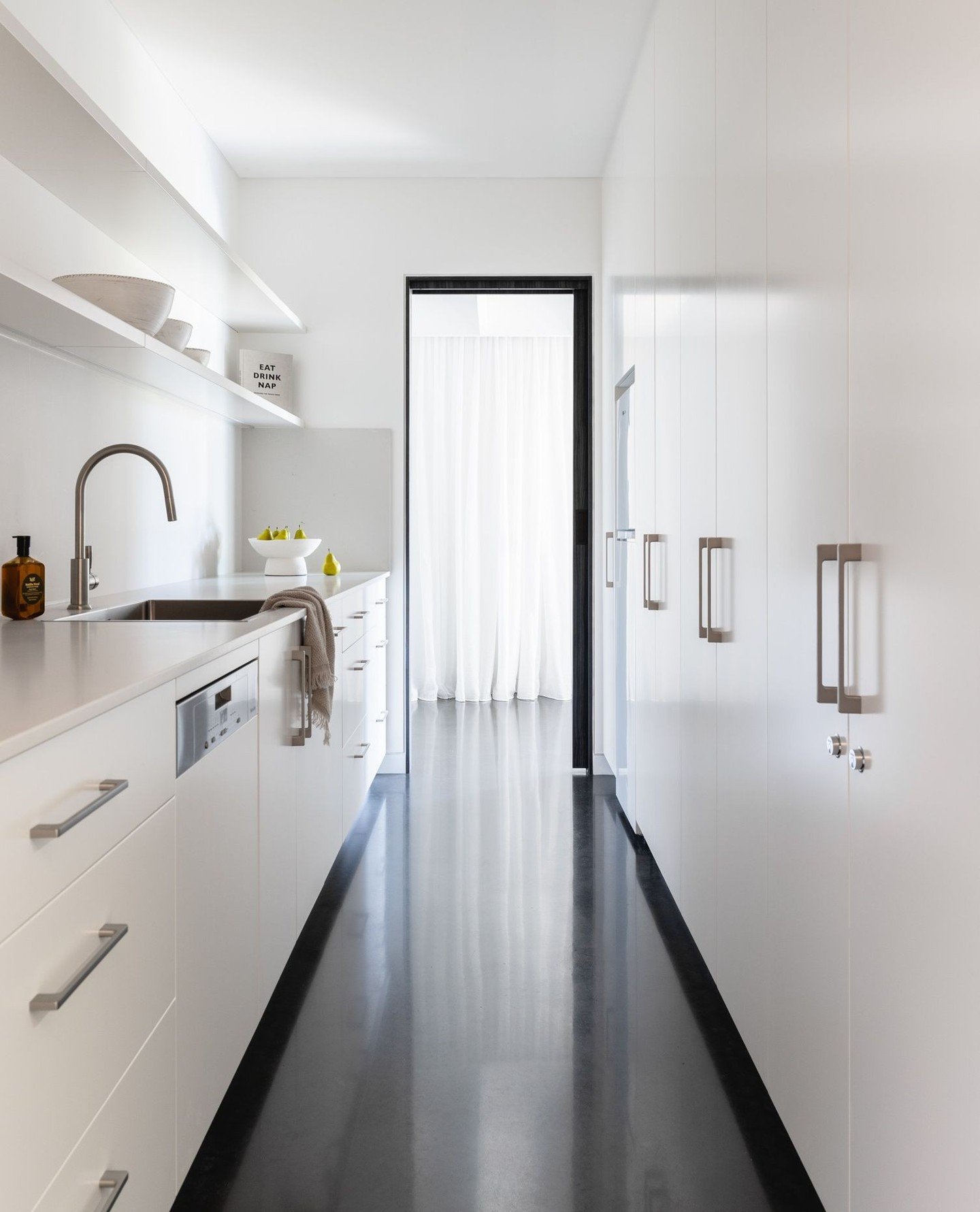 It's all in the details✨️⁠
⁠
The clients envisioned a minimalist, low-maintenance space that felt grounded, warm and deeply connected to the surrounding landscape. ⁠
⁠
Finishes Details:⁠
🤍 @caesarstoneau Fresh Concrete Benchtop &amp; Splashback⁠
🤍 