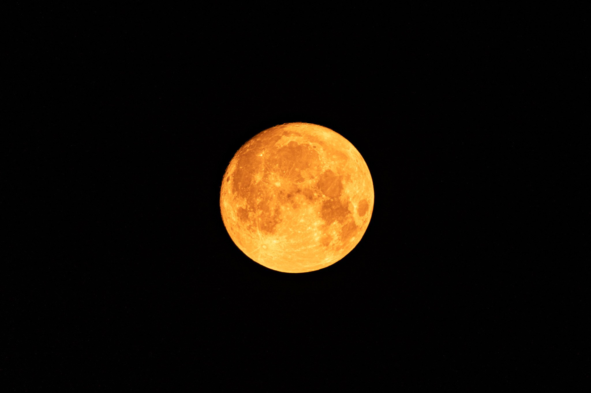 Strawberry moon, colored by smoke from Manitoba