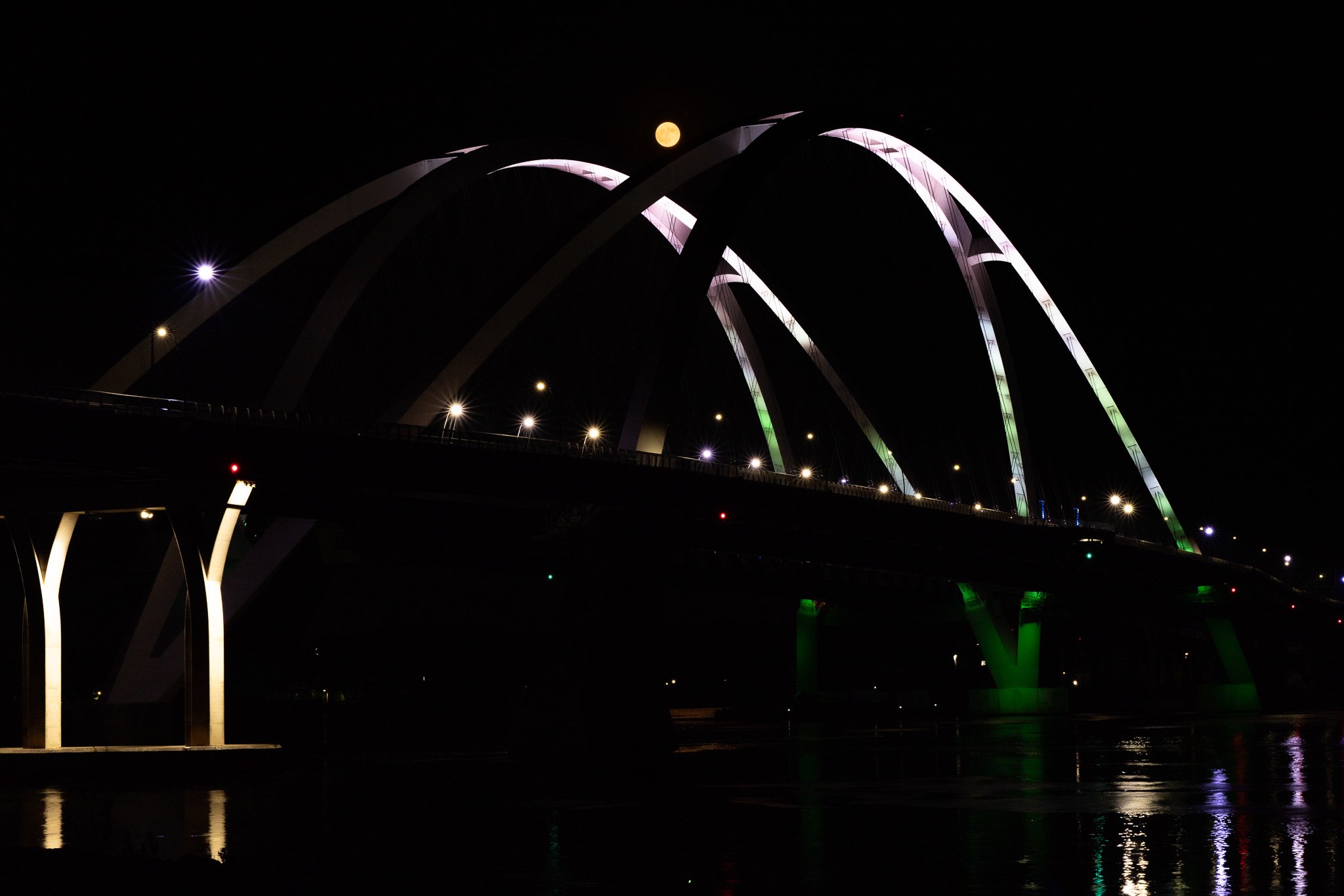 Strawberry moon at I-74 Bridge