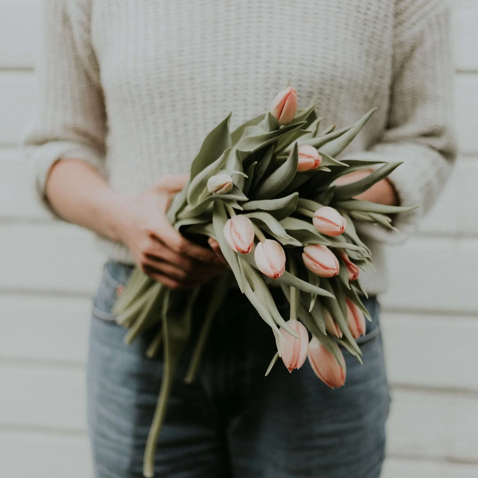 Corsica-portfolio-2-woman-holding-flowers.jpg