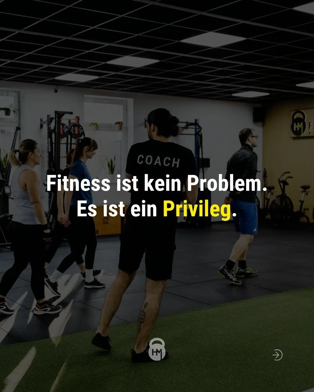 Manche behandeln Training wie eine Strafe. 😮&zwj;💨
Dabei ist es eigentlich ein Privileg, sich bewegen zu k&ouml;nnen.

Bei HM Fitness geht's nicht um Perfektion, sondern darum, was f&uuml;r DICH machbar ist &ndash; im echten Alltag. Mit Plan, Coach