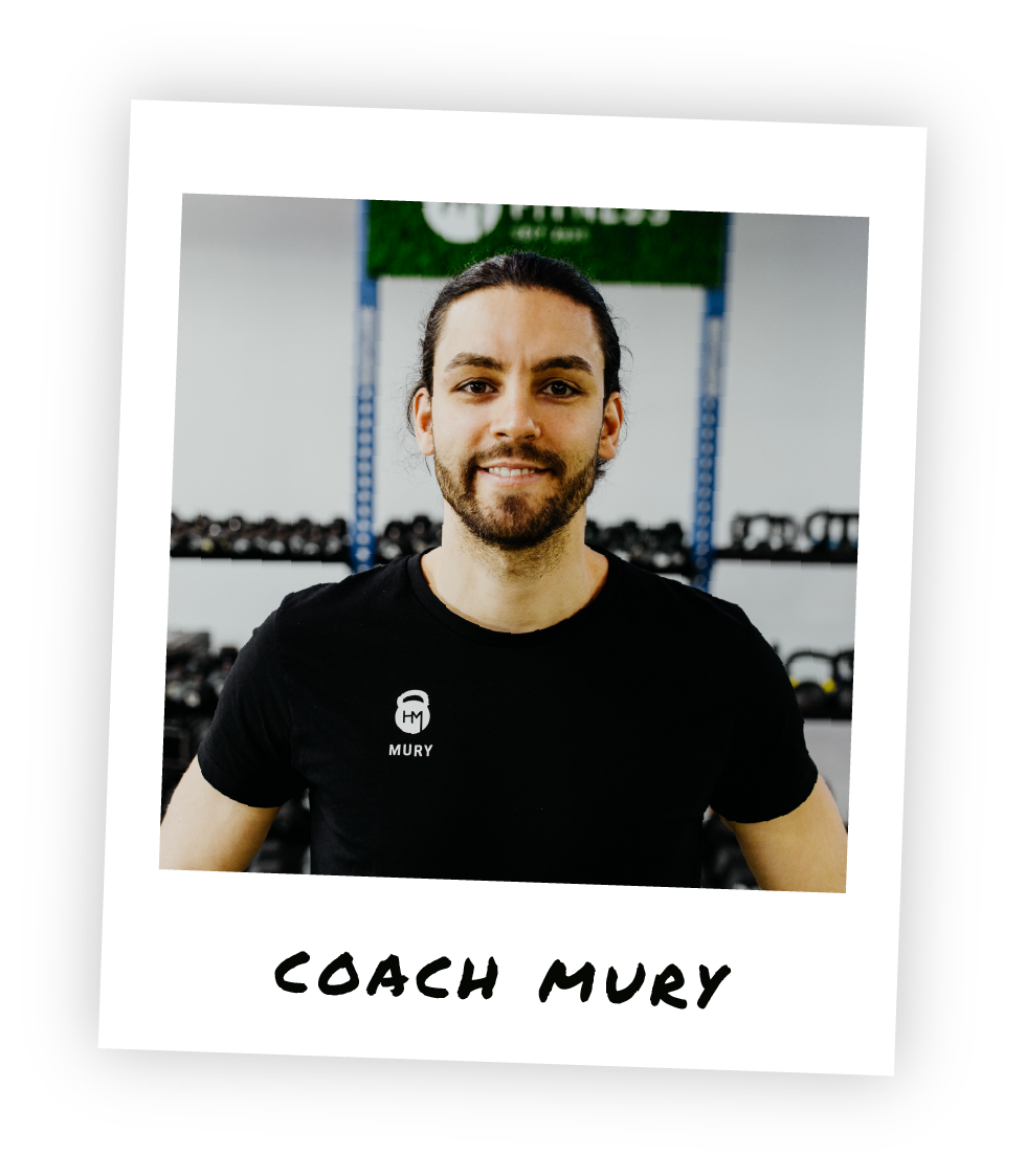 Coach Mury – Trainer bei HM Fitness im Functional Training Bereich im Stil eines Polaroid-Fotos.