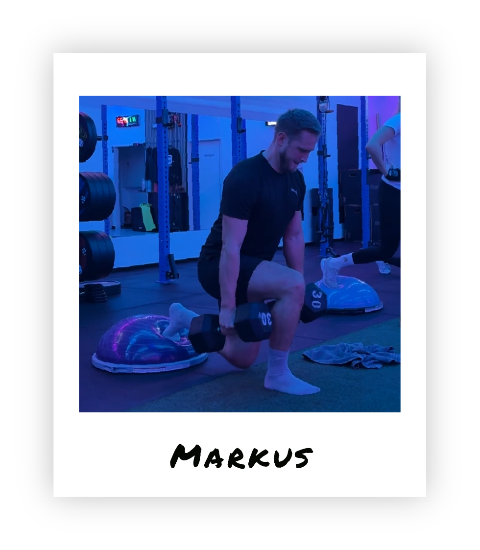 Mitglied beim Krafttraining mit Kurzhantel-Ausfallschritt im HM Fitness Studio im Stil eines Polaroid-Fotos.