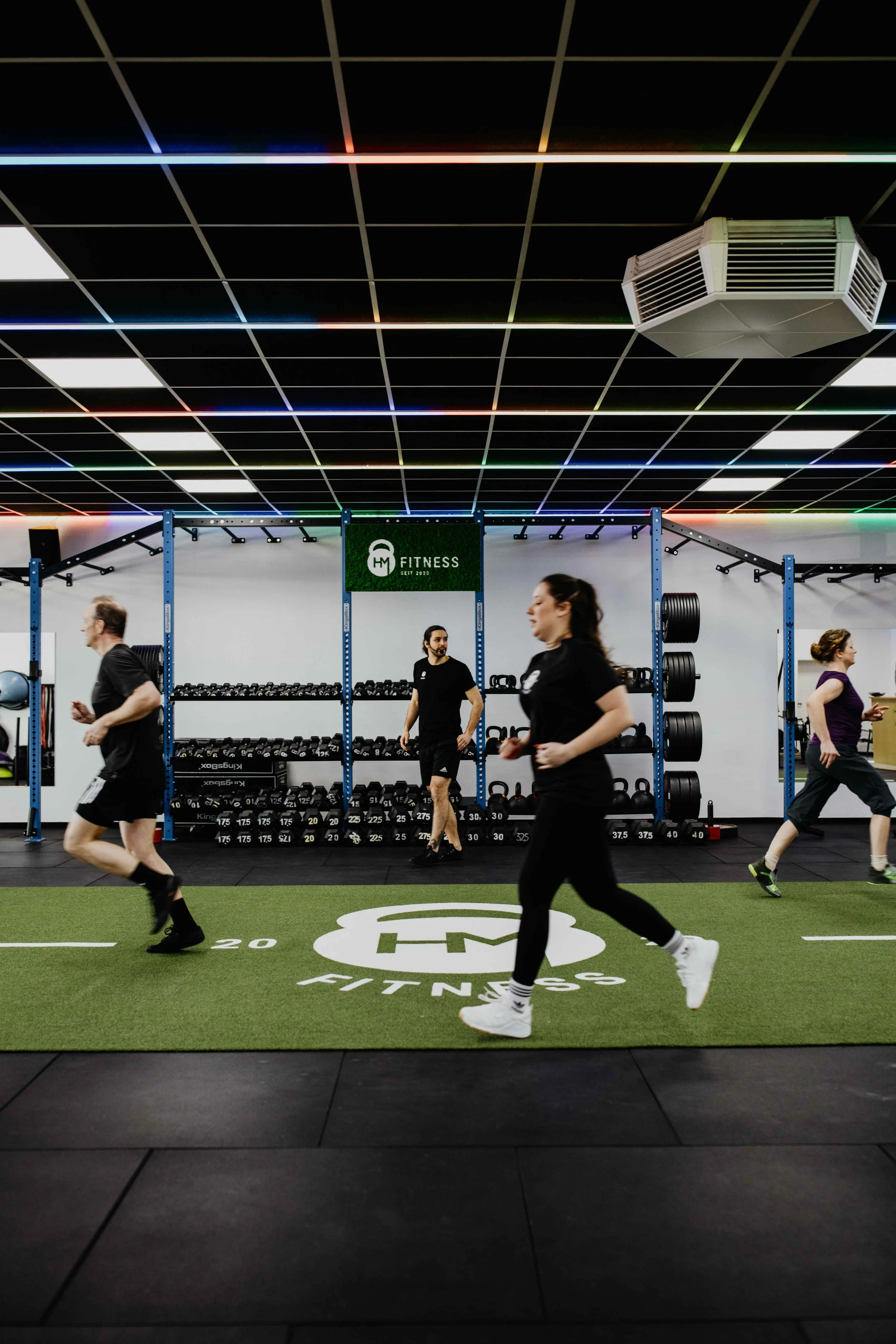 Ausdauertraining bei HM Fitness – Mitglieder laufen im Functional Bereich unter Anleitung eines Trainers.