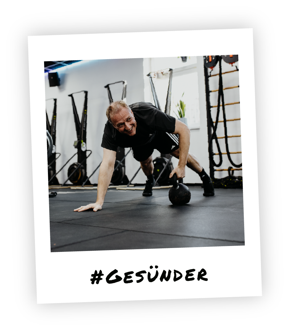 Functional Training bei HM Fitness – Mitglied macht Core- und Stabilisationsübung mit Kettlebell im Workout im Stil eines Polaroid-Fotos und dem Hashtag "Gesünder" drauf geschrieben.