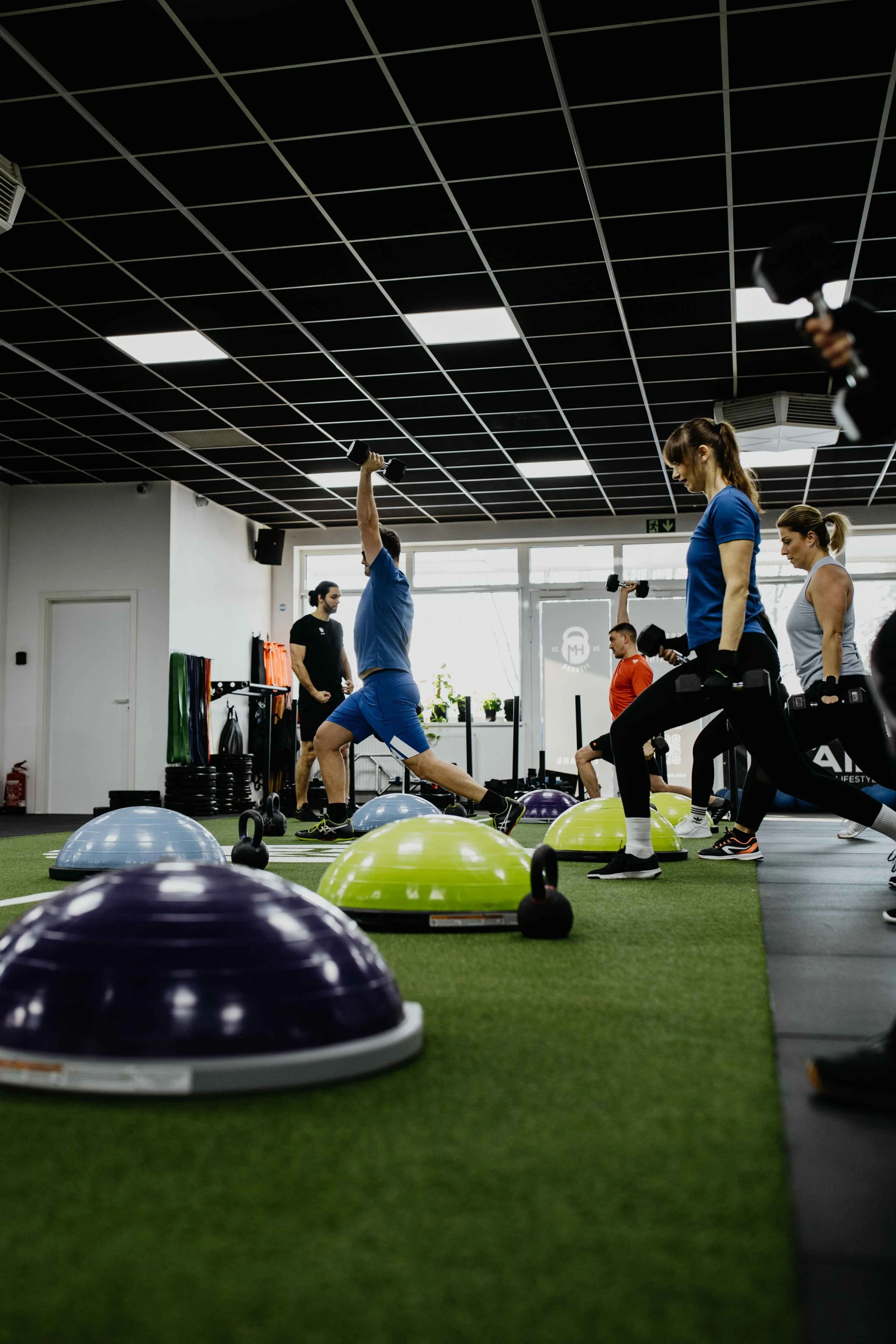 Functional Training im HM Fitness Studio mit Kurzhanteln, Ausfallschritten und Balance-Übungen im Gruppencoaching.