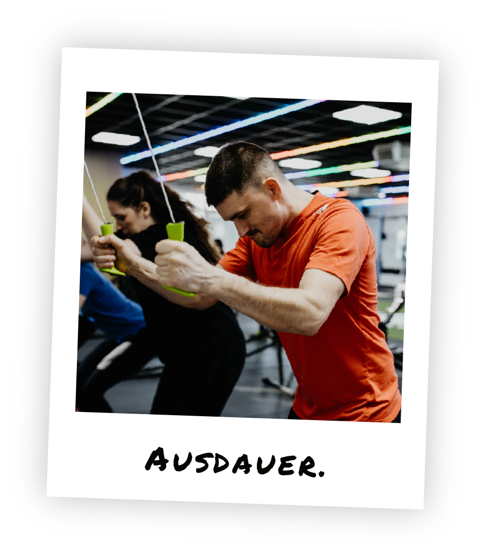 Mitglied beim intensiven Ausdauertraining im HM Fitness – funktionelles Seilzug-Workout zur Verbesserung von Kondition und Herz-Kreislauf-Leistung im Stil eines Polaroid-Fotos und dem Schriftzug "Ausdauer" drauf geschrieben.