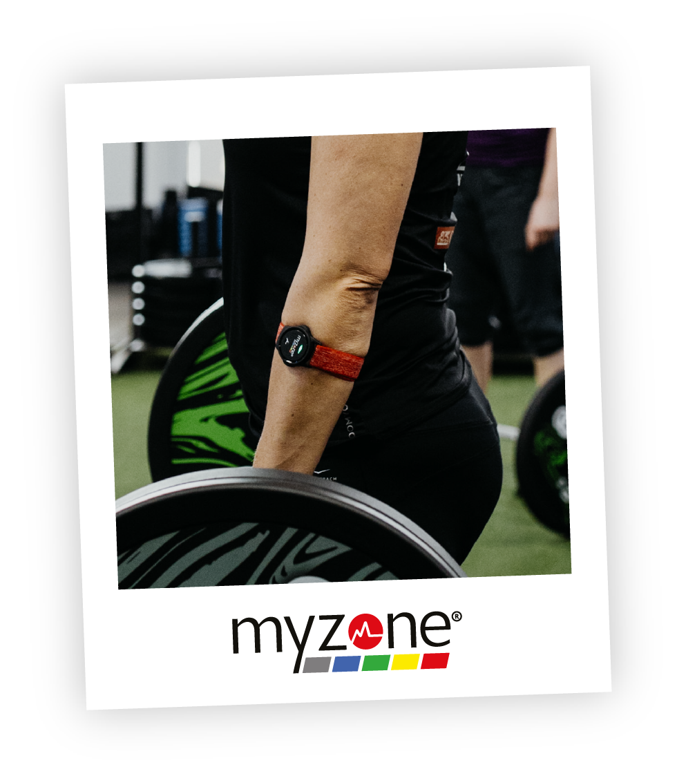 Myzone Herzfrequenzsensor am Arm beim Krafttraining im HM Fitness Studio im Stil eines Polaroid-Fotos.