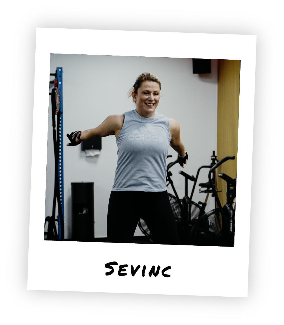 Weibliches Mitglied beim Functional Training im HM Fitness Studio im Stil eines Polaroid-Fotos.