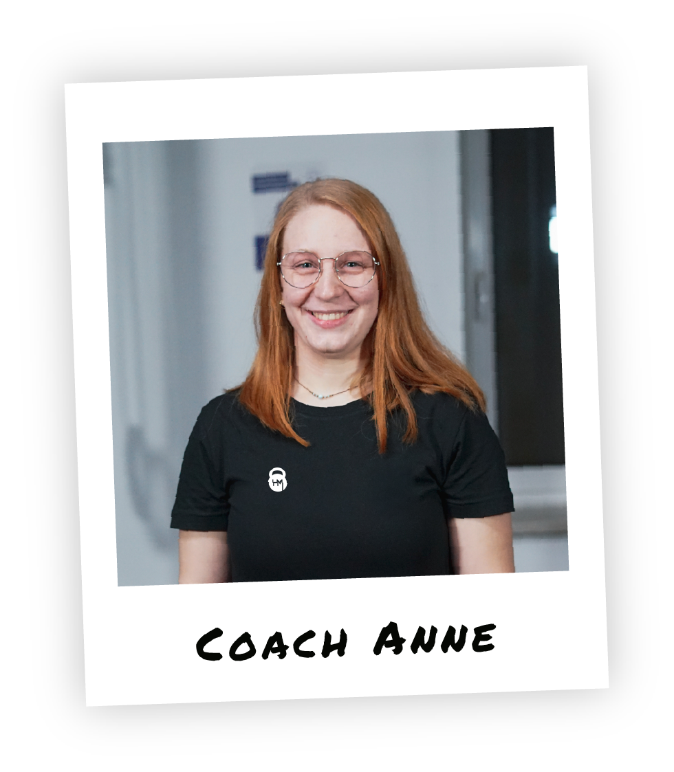 Coach Anne – Trainerin bei HM Fitness im Functional Training Bereich im Stil eines Polaroid-Fotos.