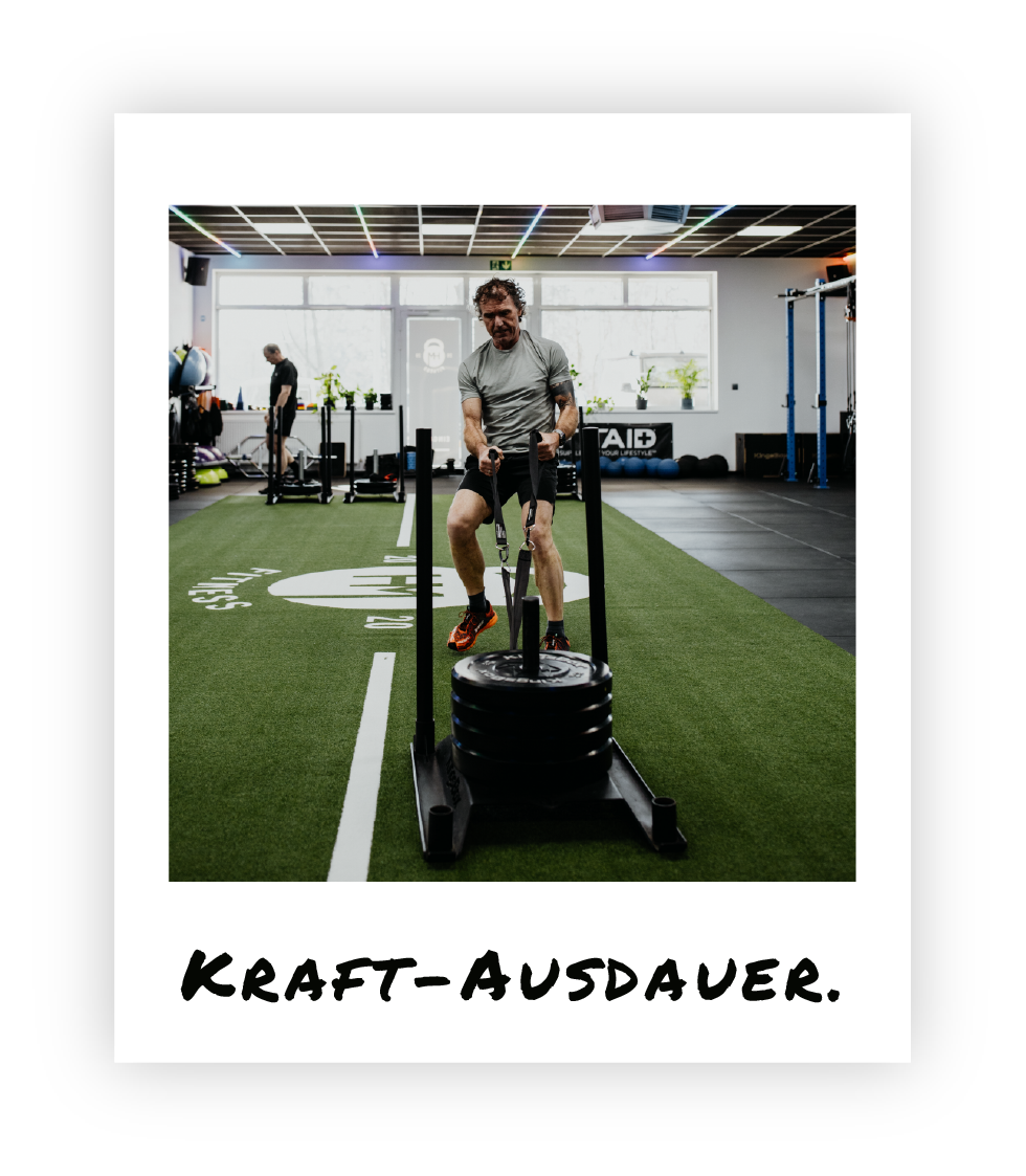 Mitglied beim Kraft-Ausdauer-Training im HM Fitness – Schlittenziehen zur Verbesserung von Kondition, Kraft und Leistungsfähigkeit im Stil eines Polaroid-Fotos und dem Schriftzug "Kraft-Ausdauer" drauf geschrieben.