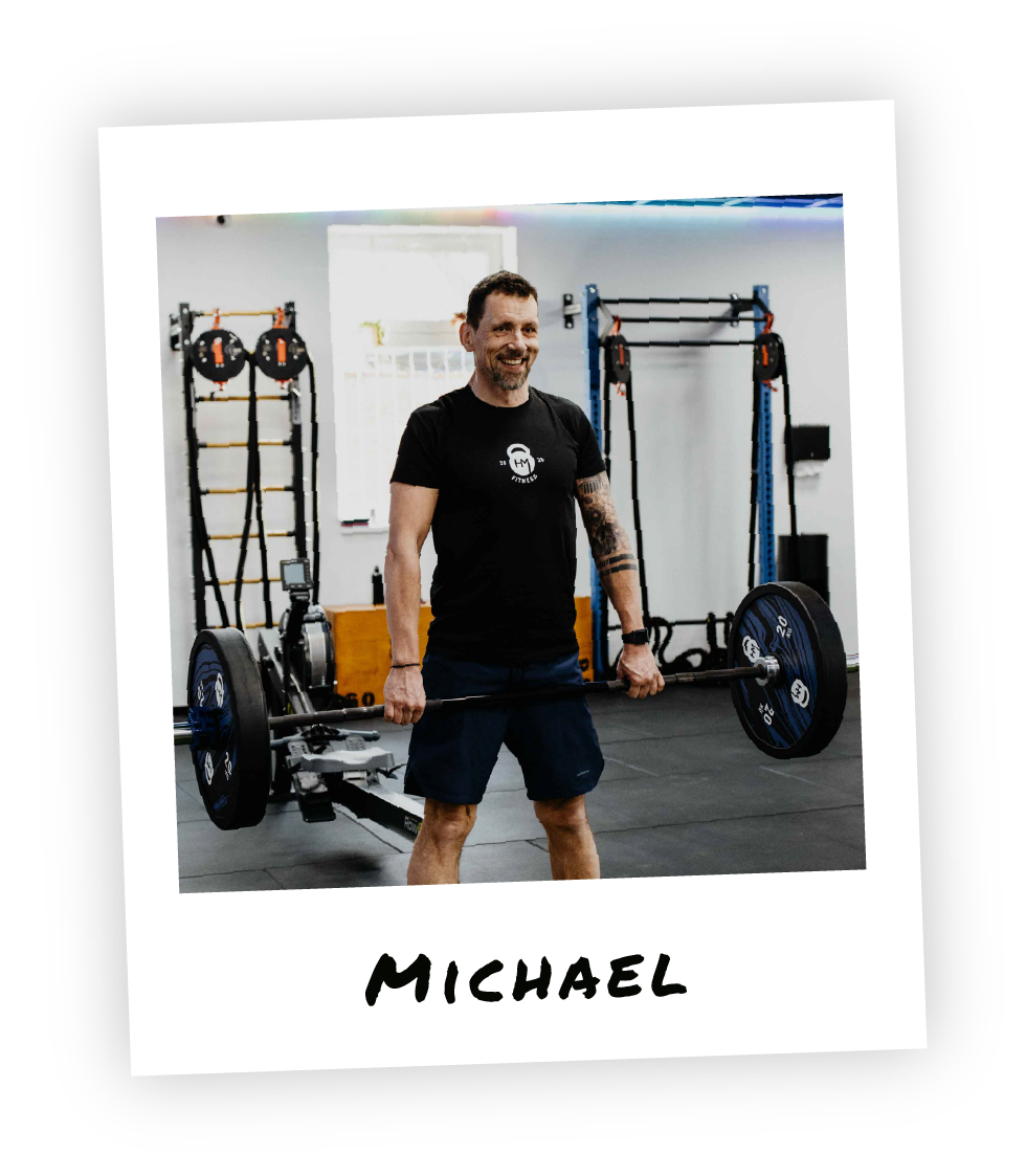 Mitglied beim Langhantel-Kreuzheben im HM Fitness Studio im Functional Training Bereich im Stil eines Polaroid-Fotos.