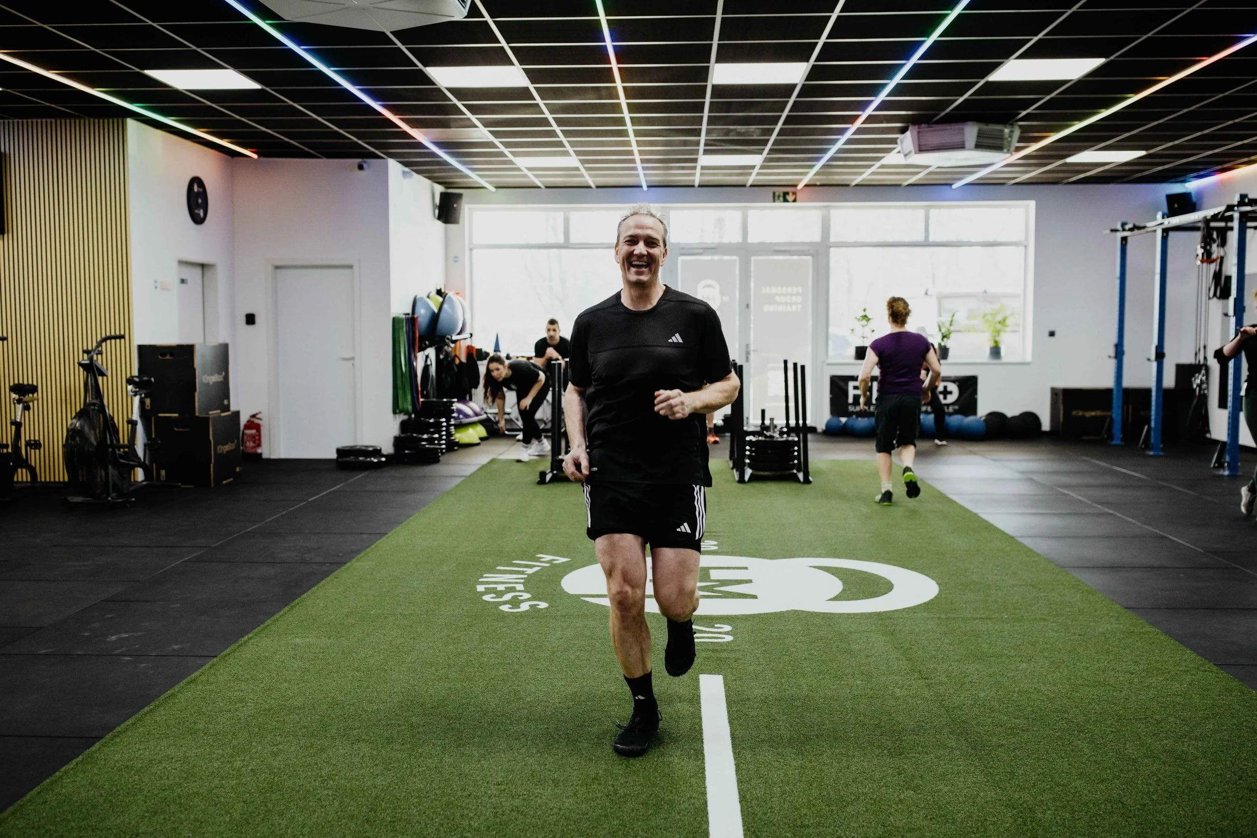 Mitglied beim Functional Training im HM Fitness Studio auf der Indoor-Trainingsfläche mit Lauf- und Athletikübungen.