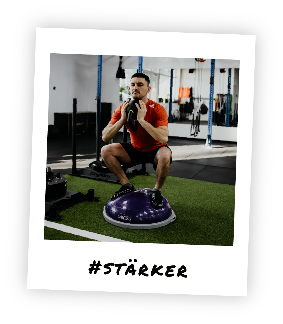 Functional Training bei HM Fitness – Mitglied macht Kniebeugen auf dem BOSU-Ball zur Verbesserung von Kraft und Stabilität im Stil eines Polaroid-Fotos und dem Hashtag "Stärker" drauf geschrieben.