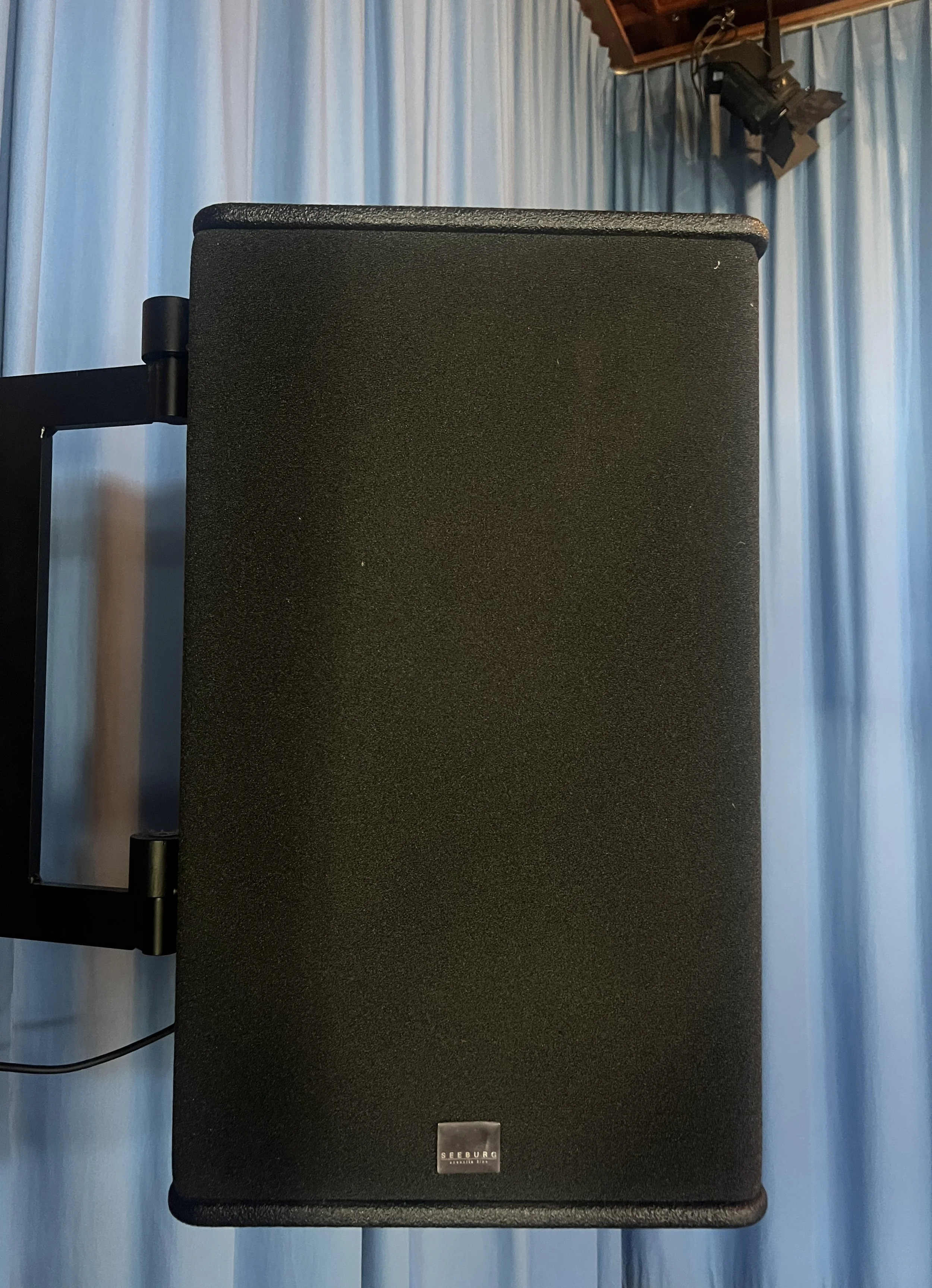 Lautsprecherboxen – Saal