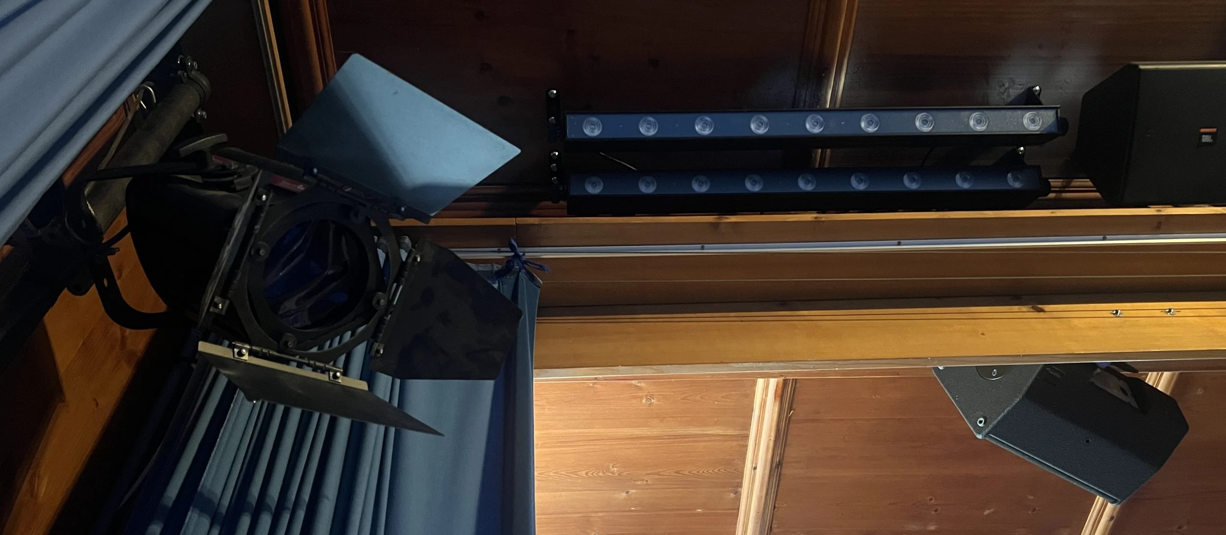 LED-Bars und Scheinwerfer – links