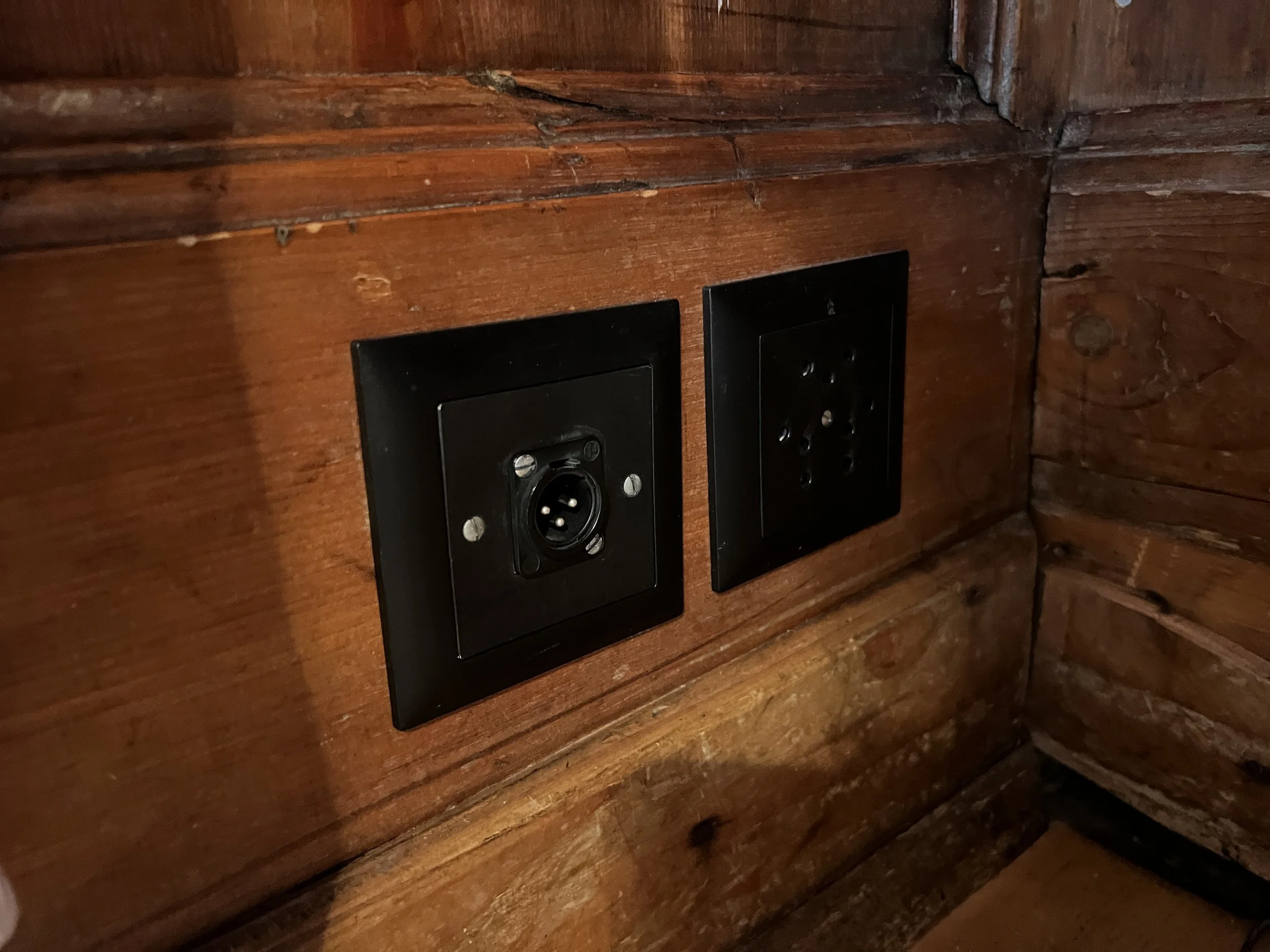 Anschlüsse – Saal hinten