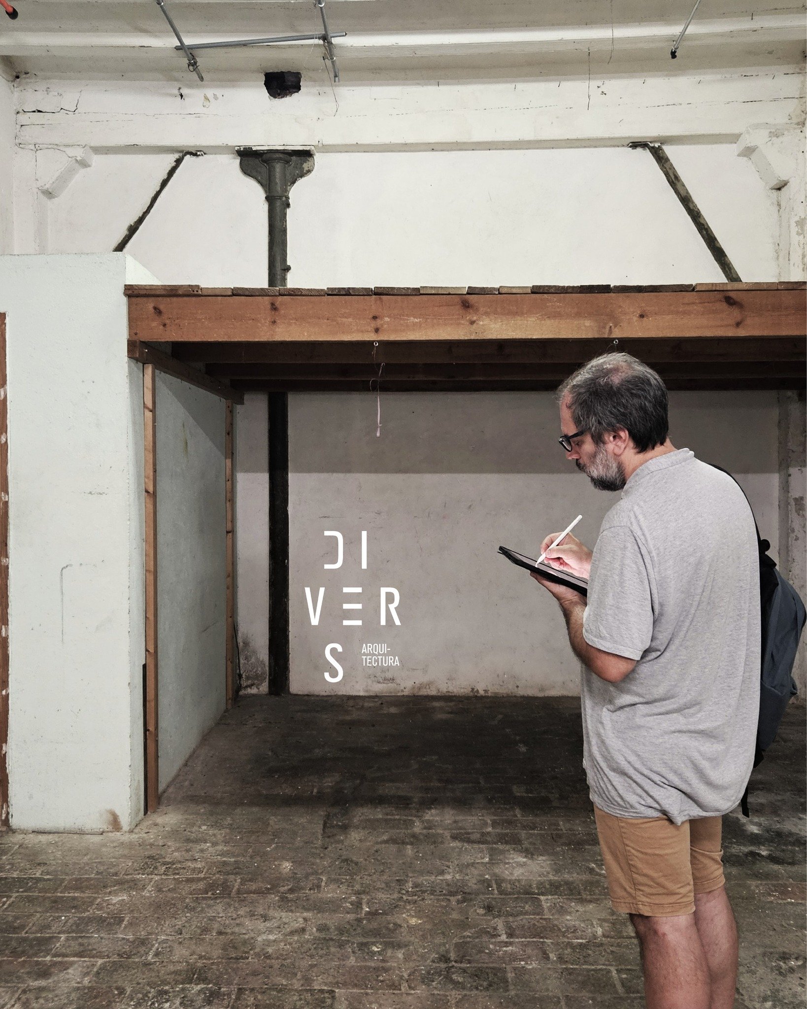 Ser arquitecte no significa treballar &uacute;nicament al despatx. La nostra tasca tamb&eacute; inclou sortir al terreny, fer revisions d&rsquo;obra, coordinar equips i realitzar levantaments i mesuraments en edificis existents. Aquestes tasques s&oa