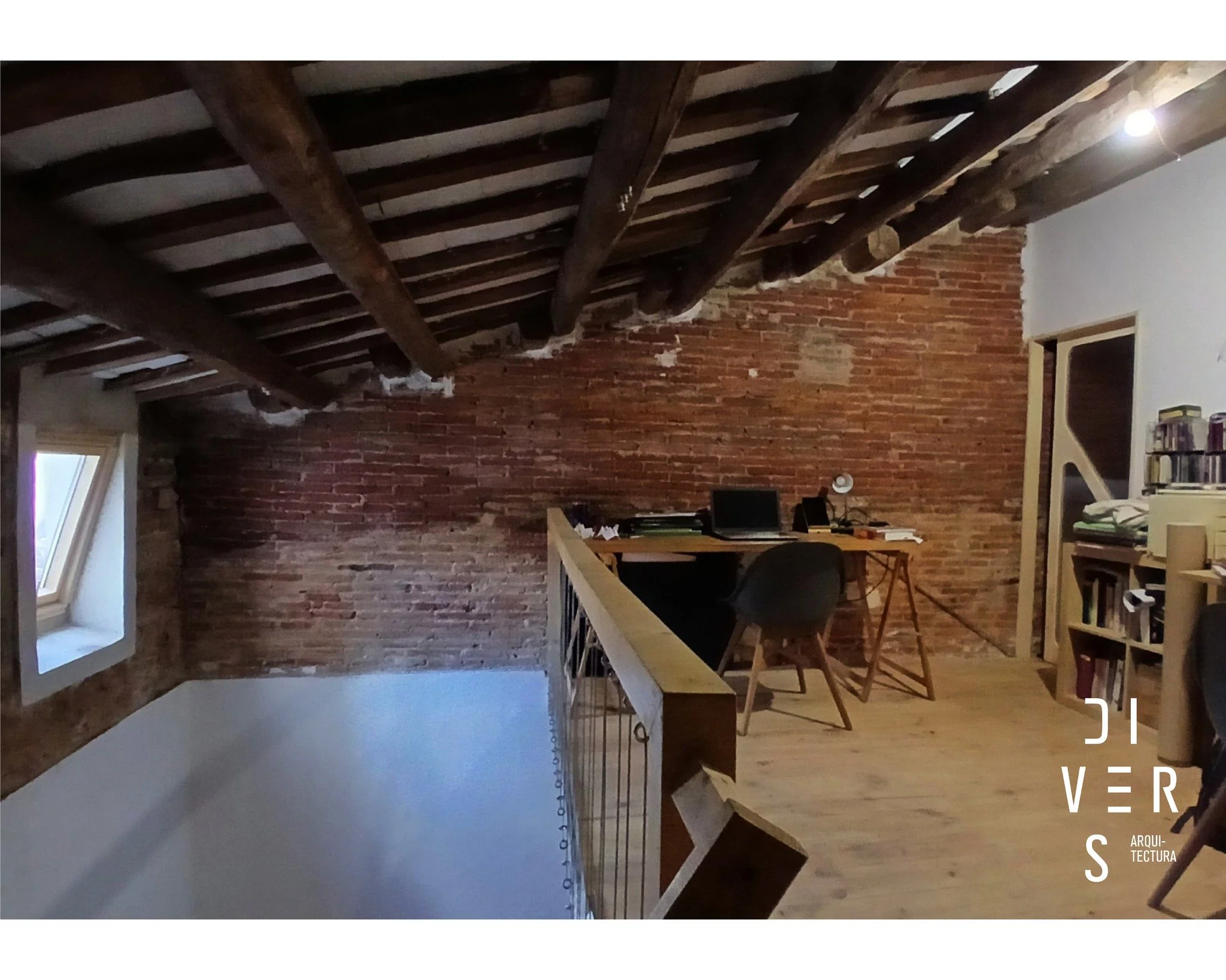 Una finestra pot transformar completament un espai, i aquesta foto ho demostra. En aquest abans i despr&eacute;s, combinant un punt de llum al sostre amb el finestral de la paret, hem creat un ambient c&agrave;lid i llumin&oacute;s, perfecte perqu&eg